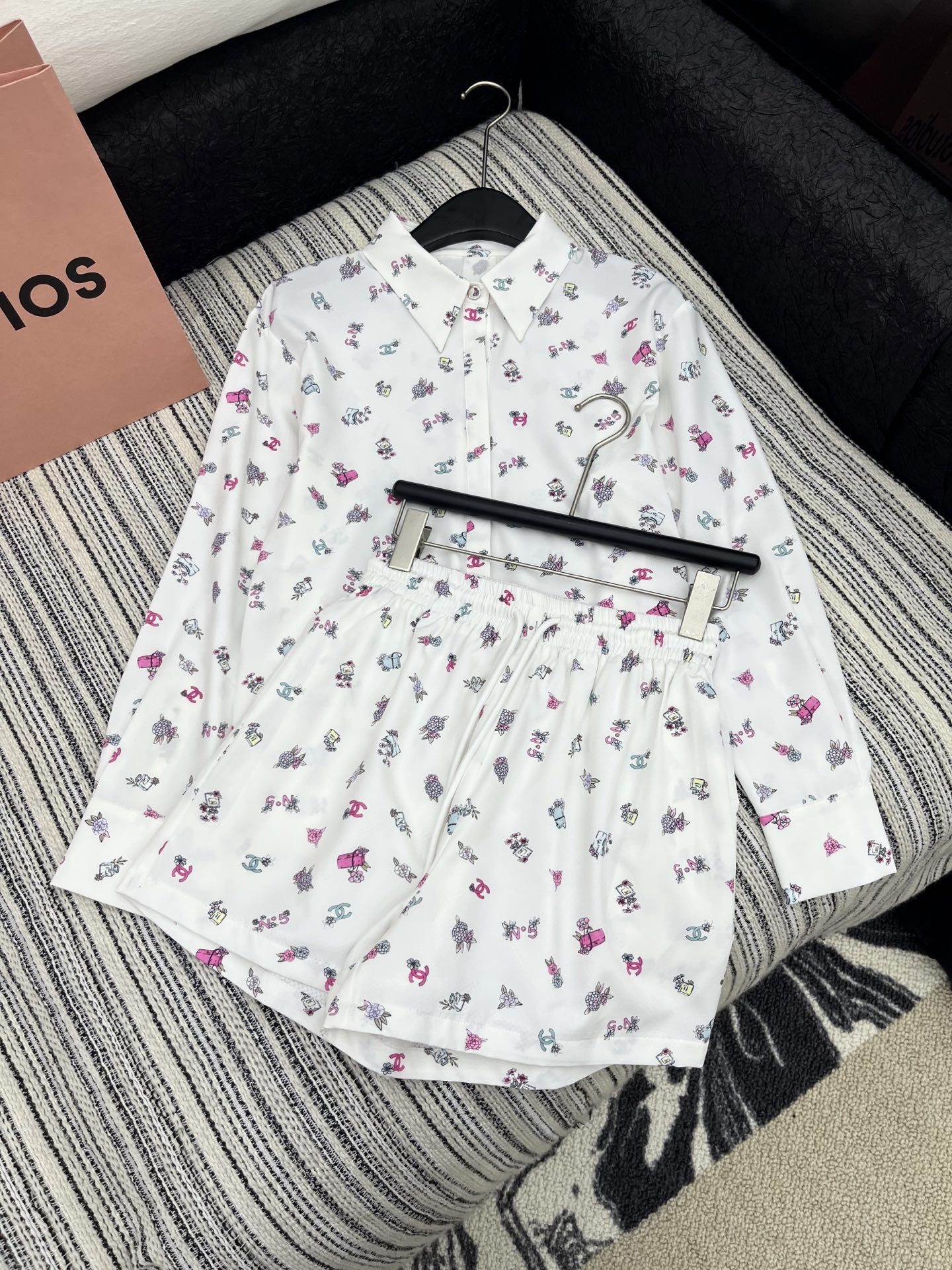 🛒𝐍𝐄𝐖 · 𝟐𝟎𝟐5/爆款现货

原单品质  Chane*｜25春夏新品印花衬衫短裤套装！
高端定制翻