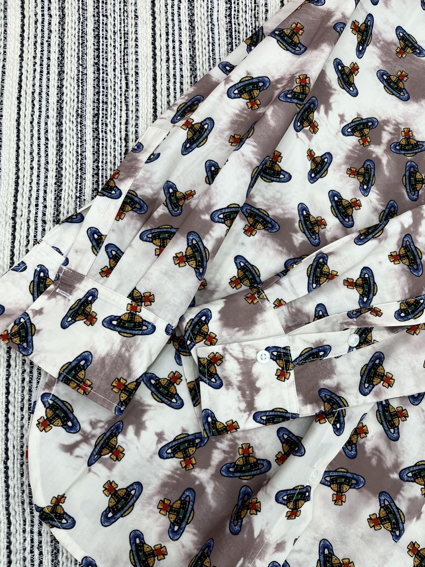 🛒𝐍𝐄𝐖 · 𝟐𝟎𝟐5/爆款现货

原单品质  西太后*｜25春夏新品印花衬衫短裤套装！
高端定制翻领拼