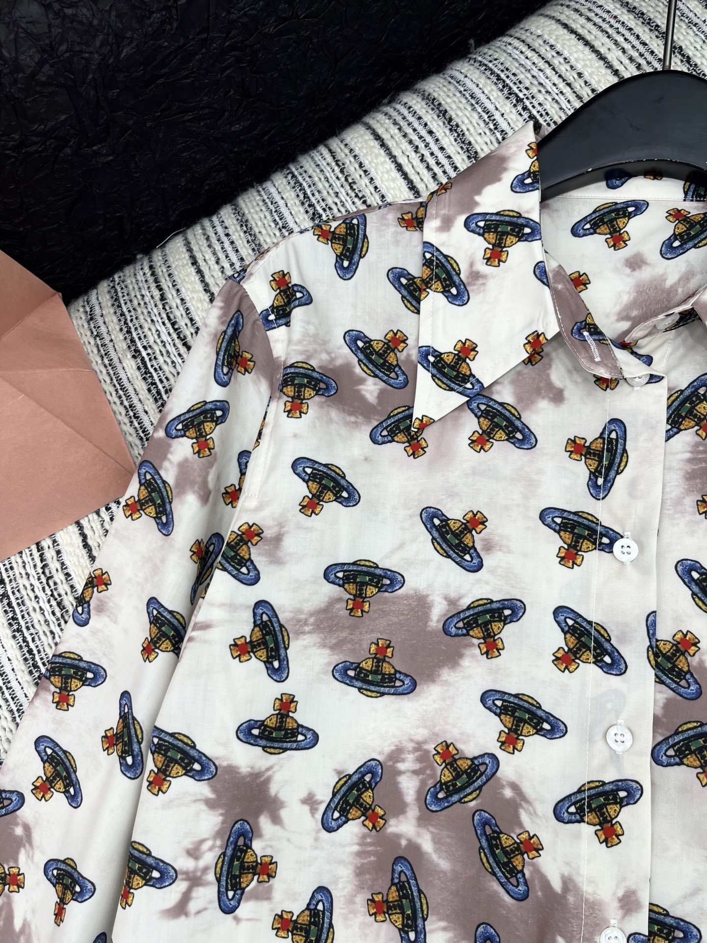 🛒𝐍𝐄𝐖 · 𝟐𝟎𝟐5/爆款现货

原单品质  西太后*｜25春夏新品印花衬衫短裤套装！
高端定制翻领拼