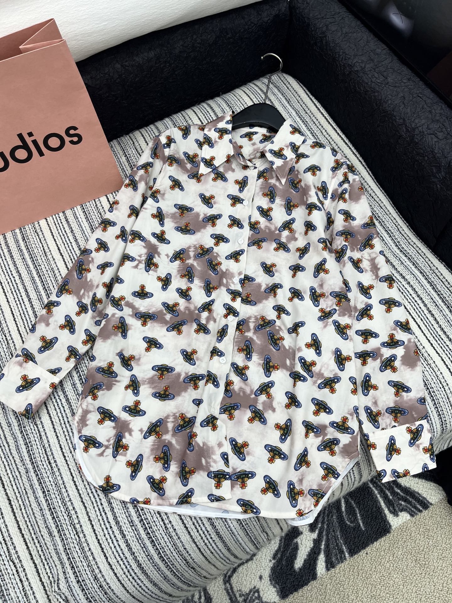 🛒𝐍𝐄𝐖 · 𝟐𝟎𝟐5/爆款现货

原单品质  西太后*｜25春夏新品印花衬衫短裤套装！
高端定制翻领拼