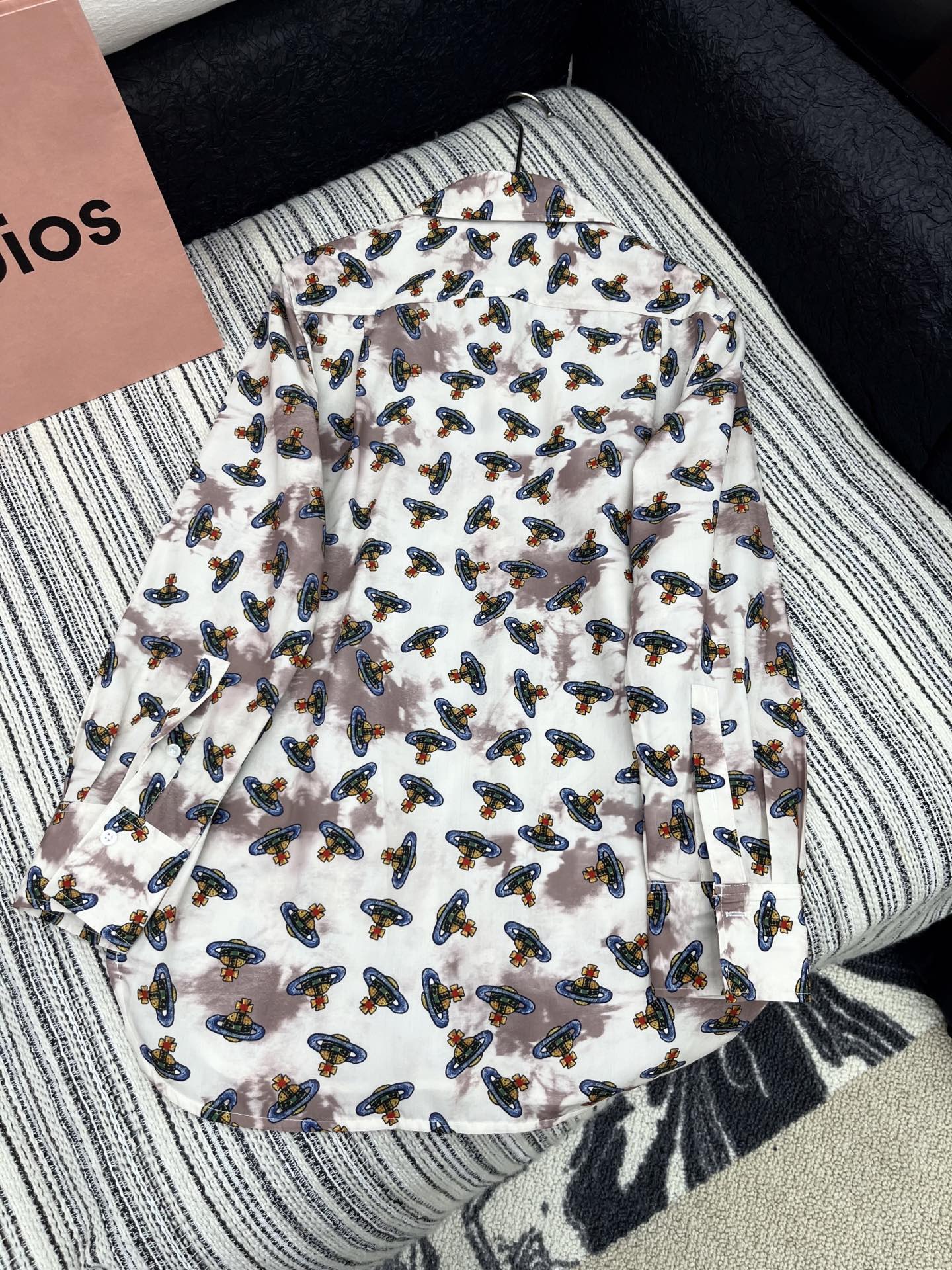 🛒𝐍𝐄𝐖 · 𝟐𝟎𝟐5/爆款现货

原单品质  西太后*｜25春夏新品印花衬衫短裤套装！
高端定制翻领拼