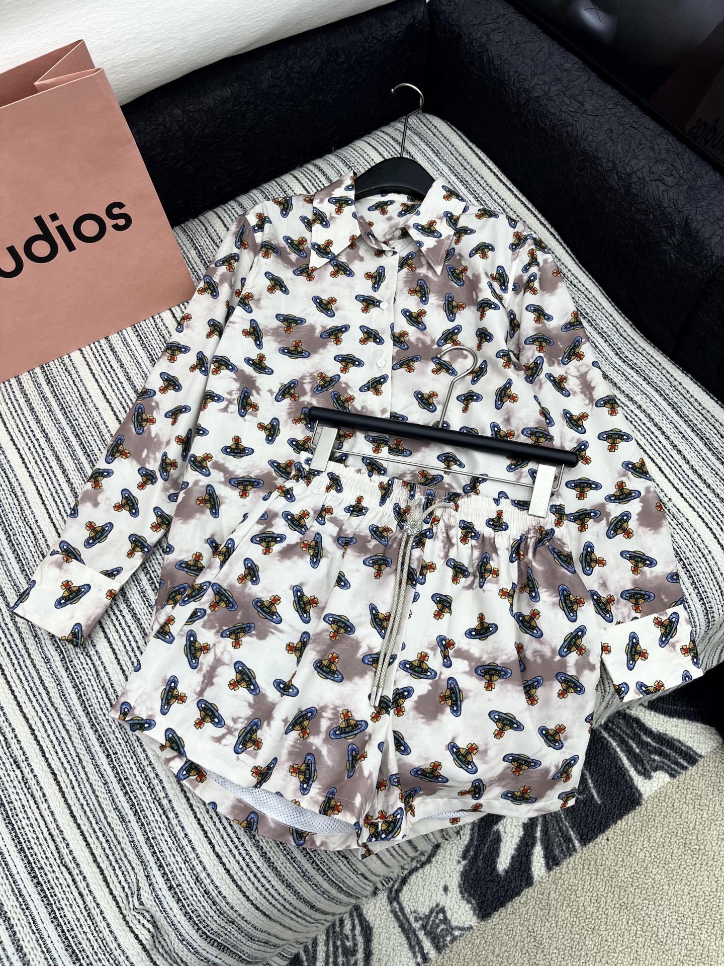 🛒𝐍𝐄𝐖 · 𝟐𝟎𝟐5/爆款现货

原单品质  西太后*｜25春夏新品印花衬衫短裤套装！
高端定制翻领拼