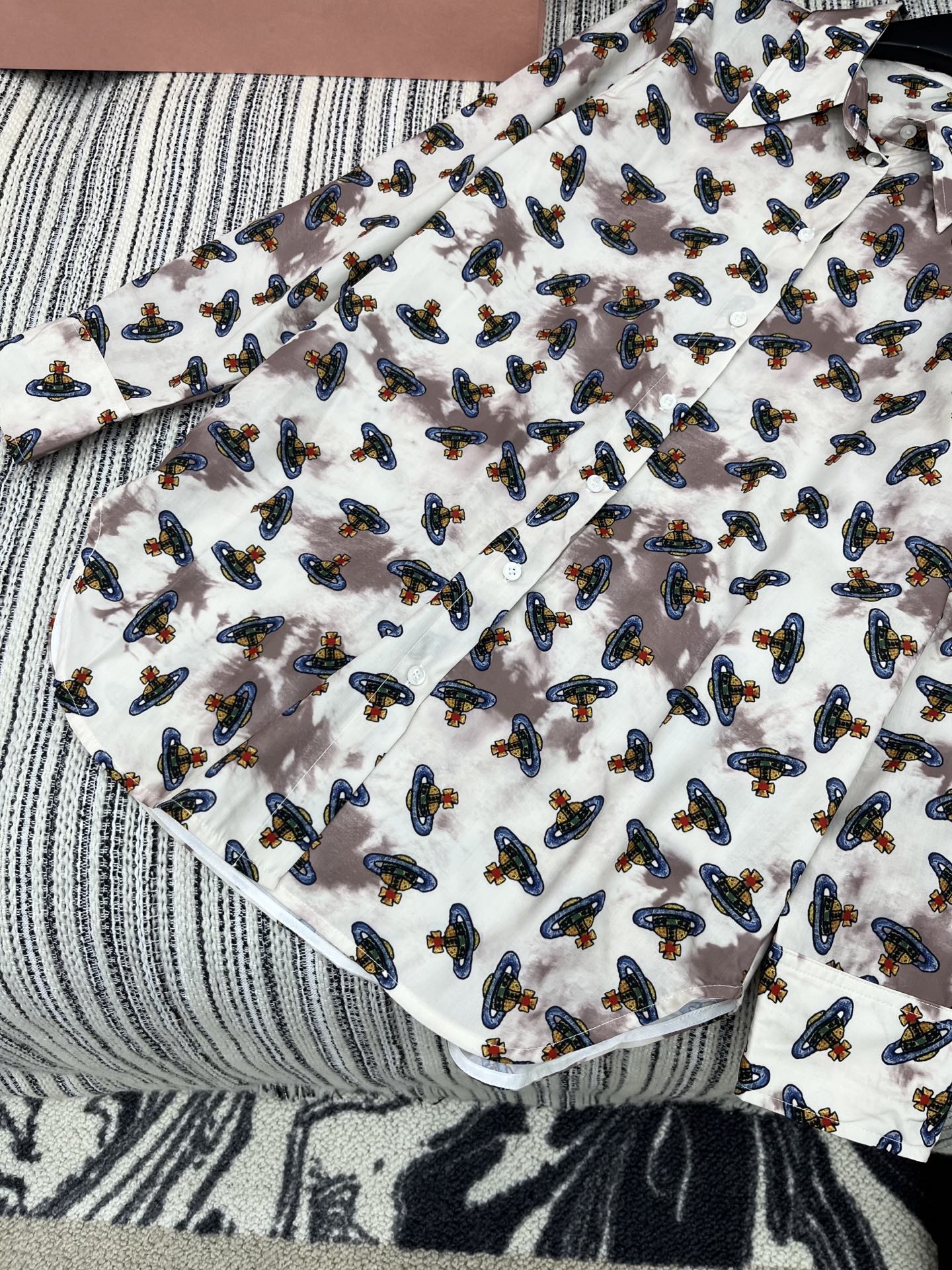 🛒𝐍𝐄𝐖 · 𝟐𝟎𝟐5/爆款现货

原单品质  西太后*｜25春夏新品印花衬衫短裤套装！
高端定制翻领拼