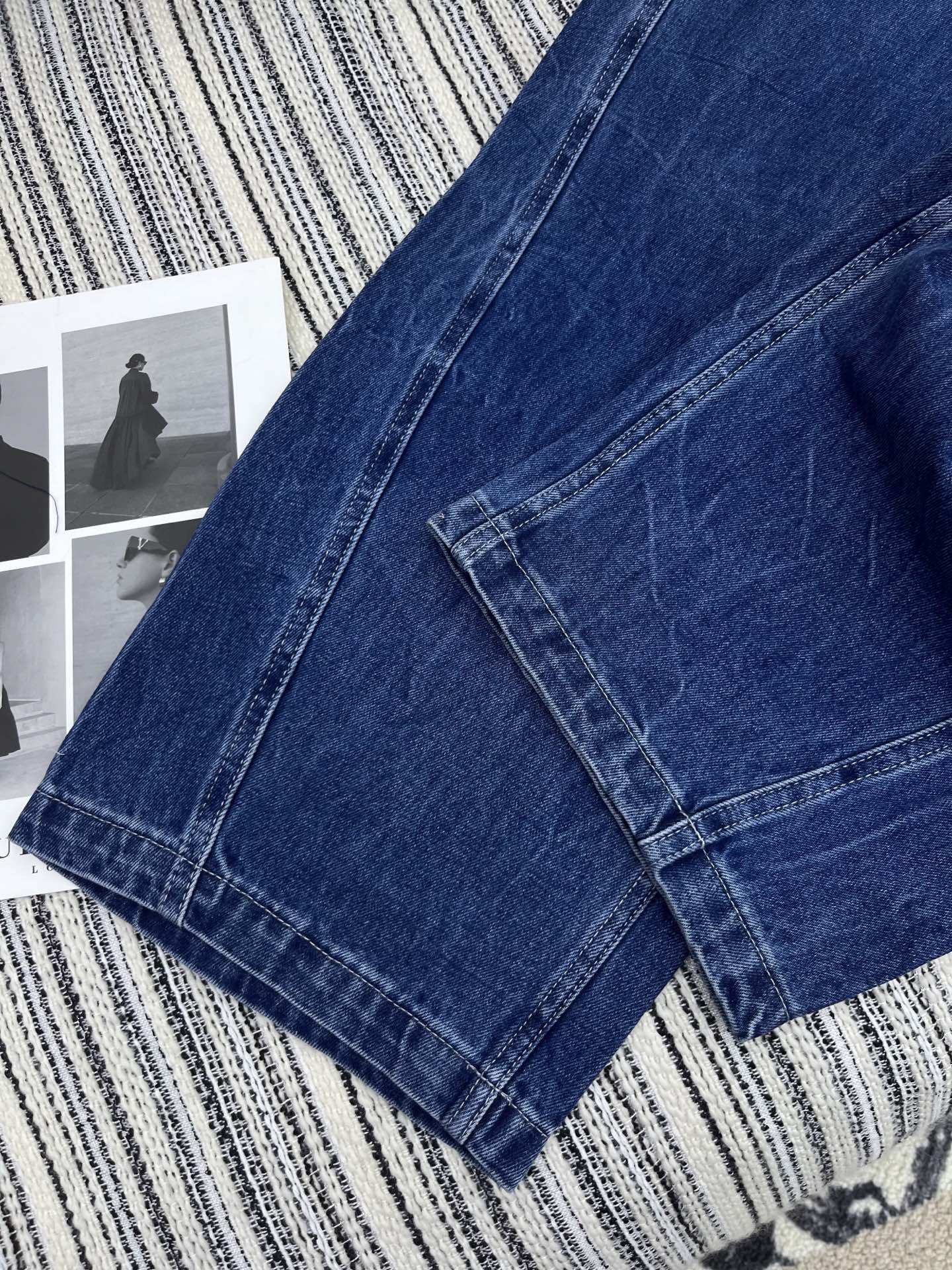 🛒𝐍𝐄𝐖 · 𝟐𝟎𝟐5/爆款现货

【原版订制】  Alex*｜女神同款工装式双腰头镰刀牛仔裤 
这款牛