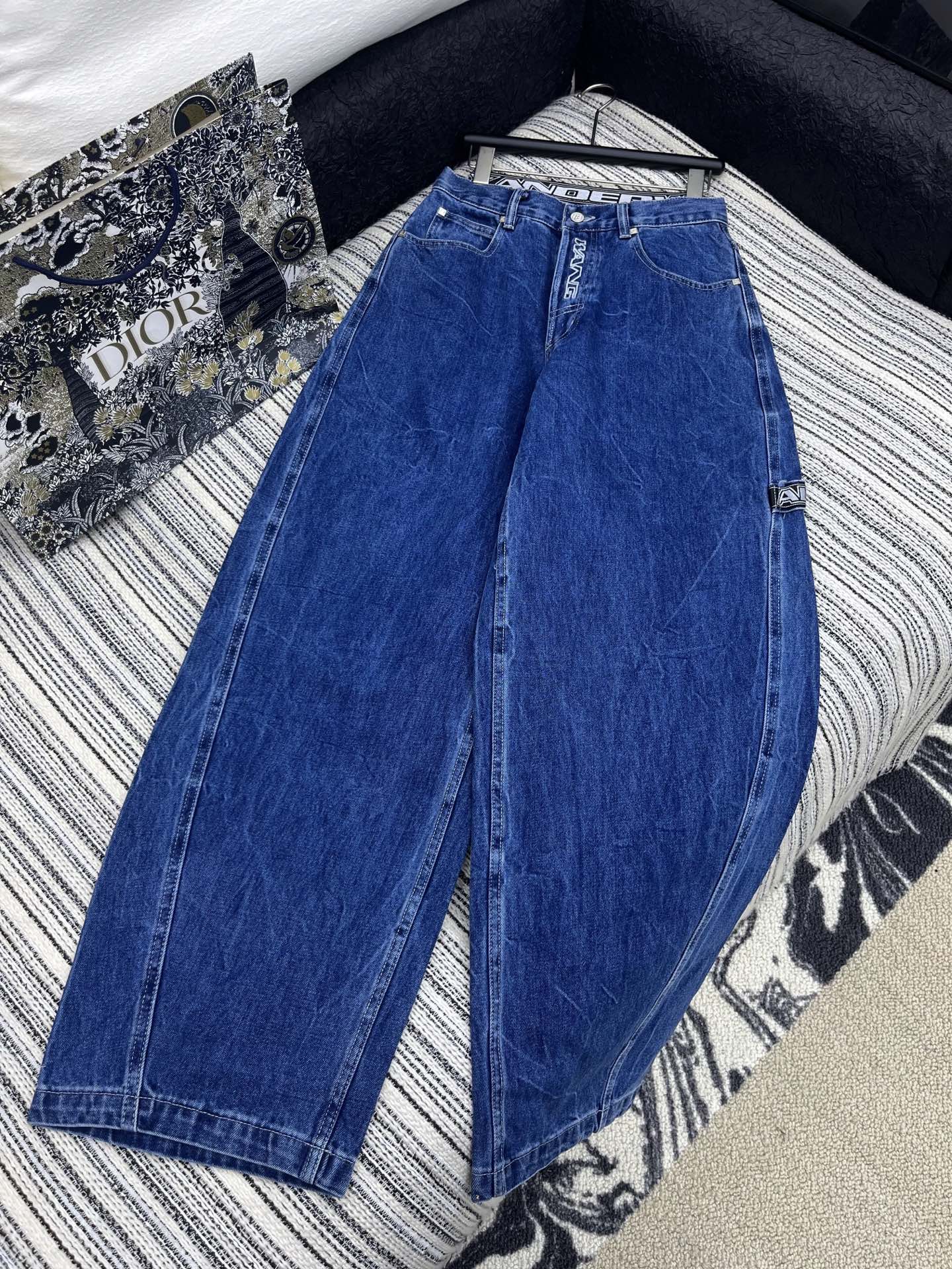 🛒𝐍𝐄𝐖 · 𝟐𝟎𝟐5/爆款现货

【原版订制】  Alex*｜女神同款工装式双腰头镰刀牛仔裤 
这款牛