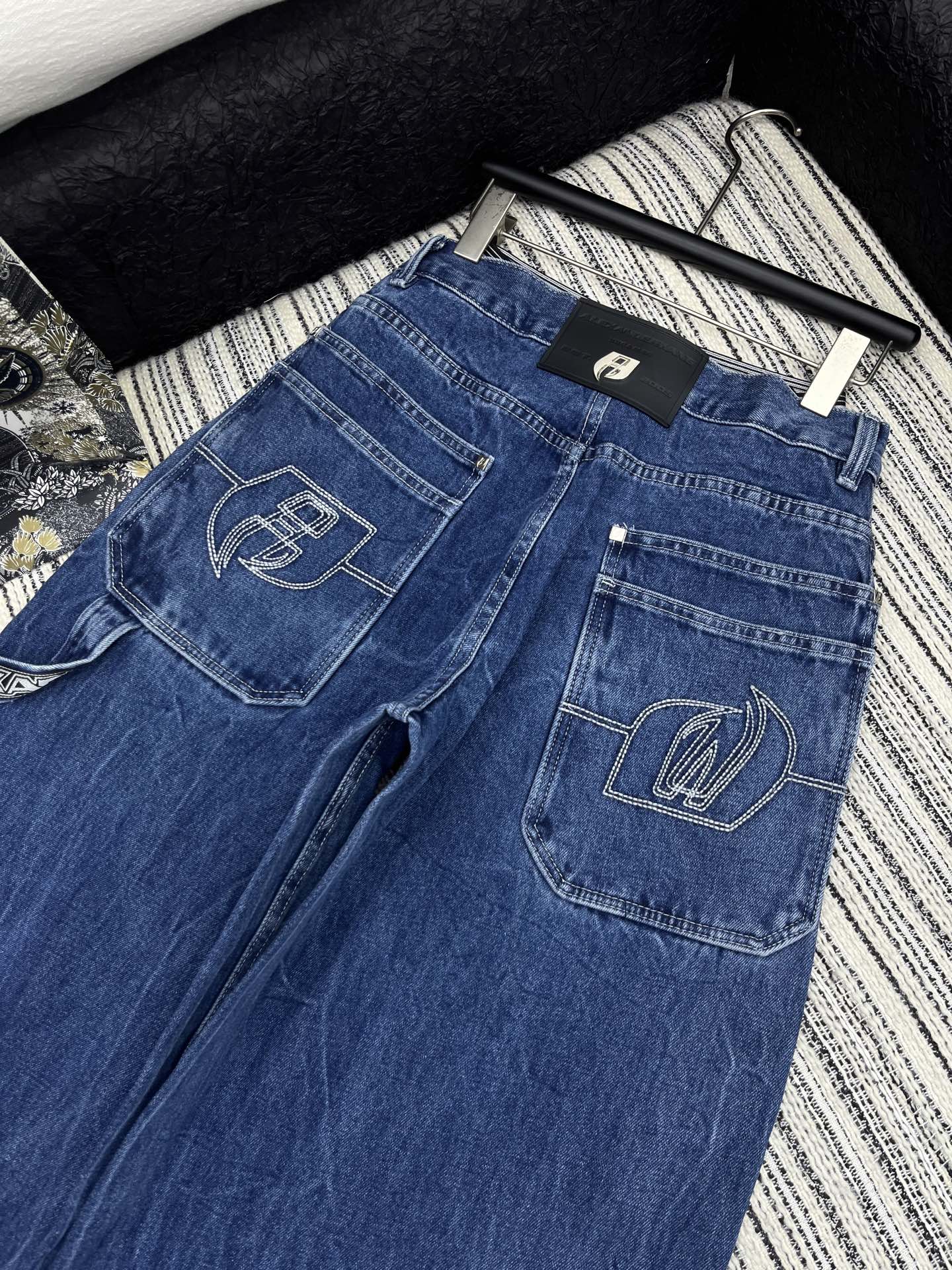 🛒𝐍𝐄𝐖 · 𝟐𝟎𝟐5/爆款现货

【原版订制】  Alex*｜女神同款工装式双腰头镰刀牛仔裤 
这款牛