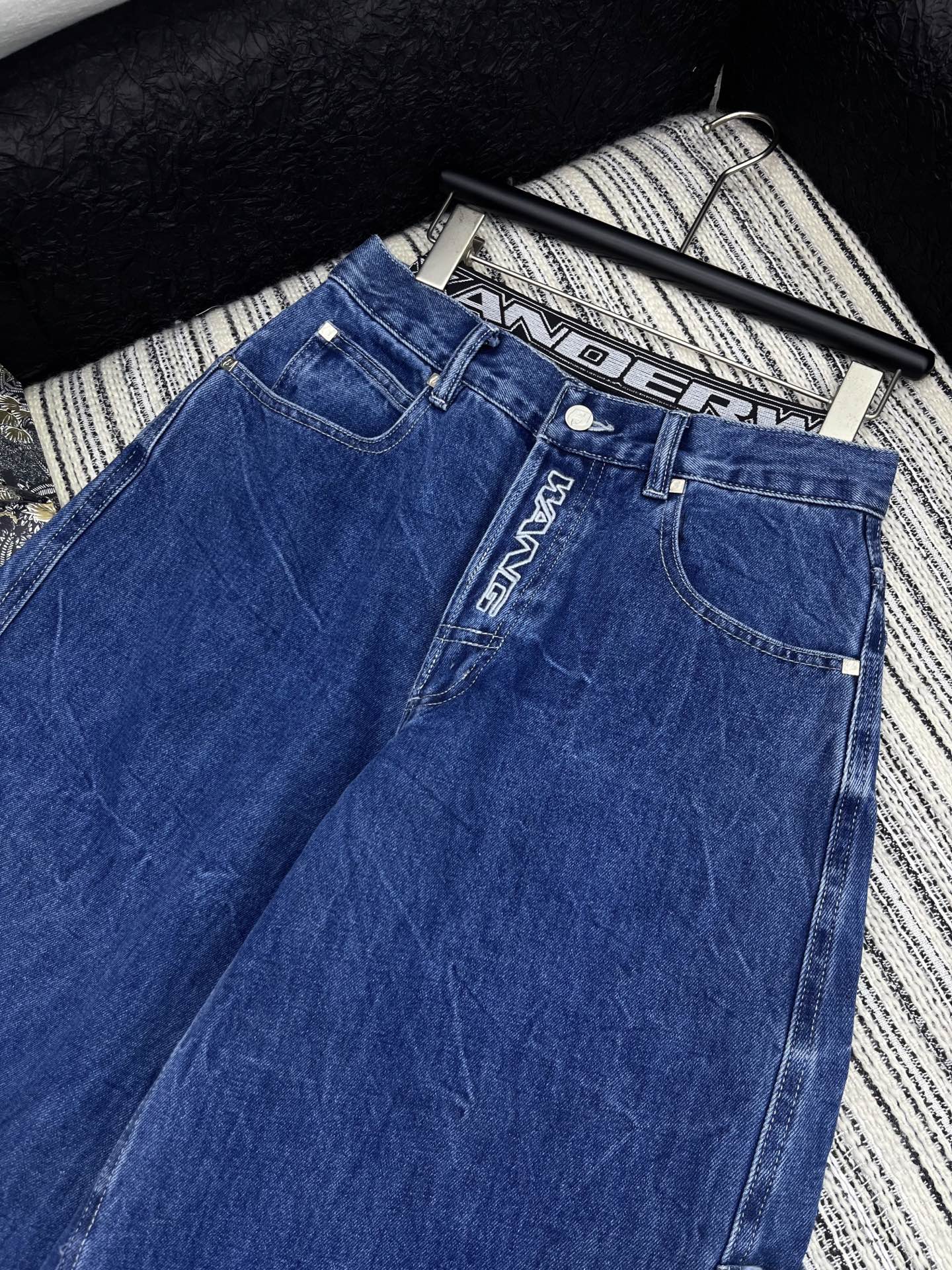 🛒𝐍𝐄𝐖 · 𝟐𝟎𝟐5/爆款现货

【原版订制】  Alex*｜女神同款工装式双腰头镰刀牛仔裤 
这款牛