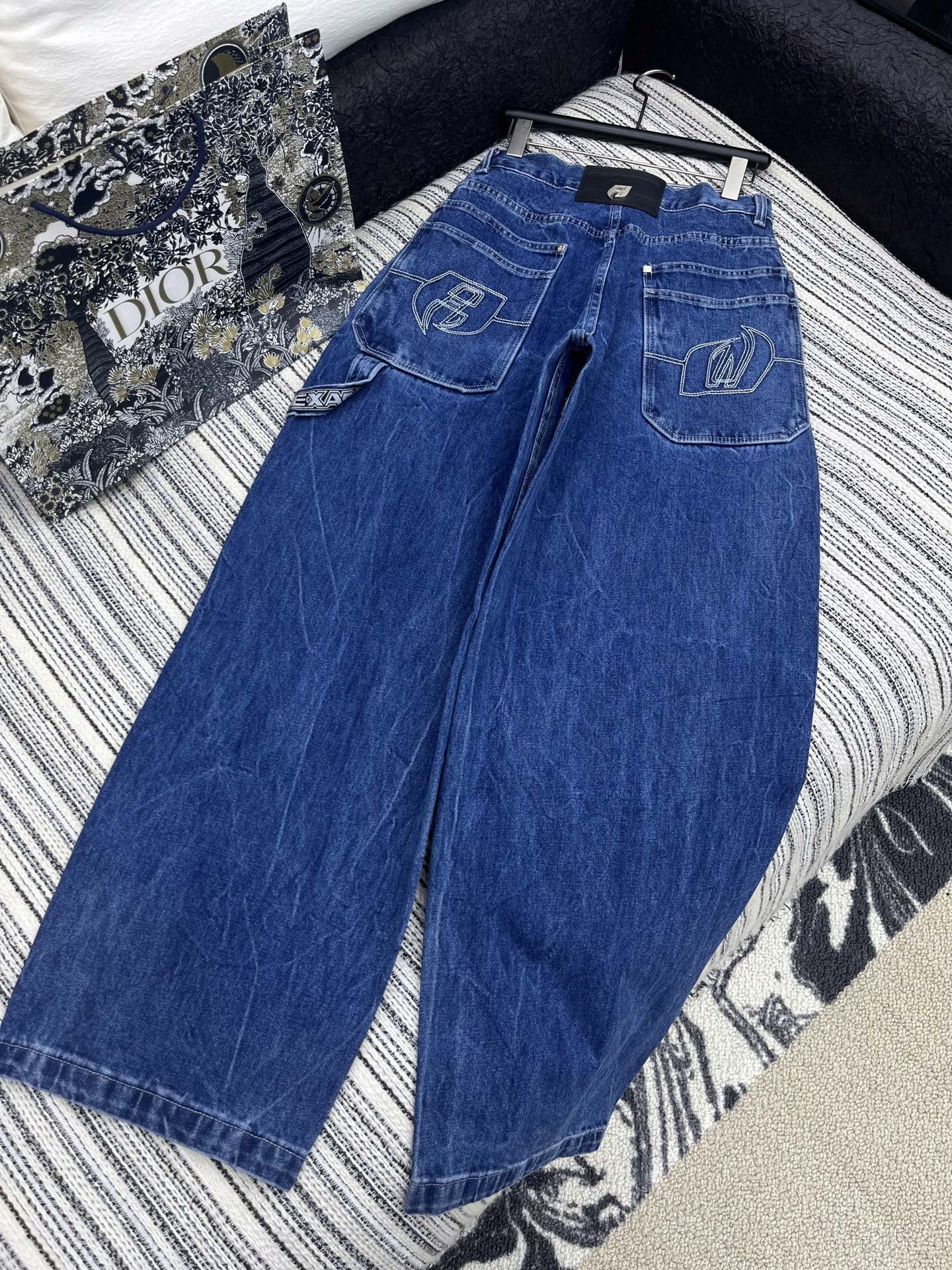 🛒𝐍𝐄𝐖 · 𝟐𝟎𝟐5/爆款现货

【原版订制】  Alex*｜女神同款工装式双腰头镰刀牛仔裤 
这款牛