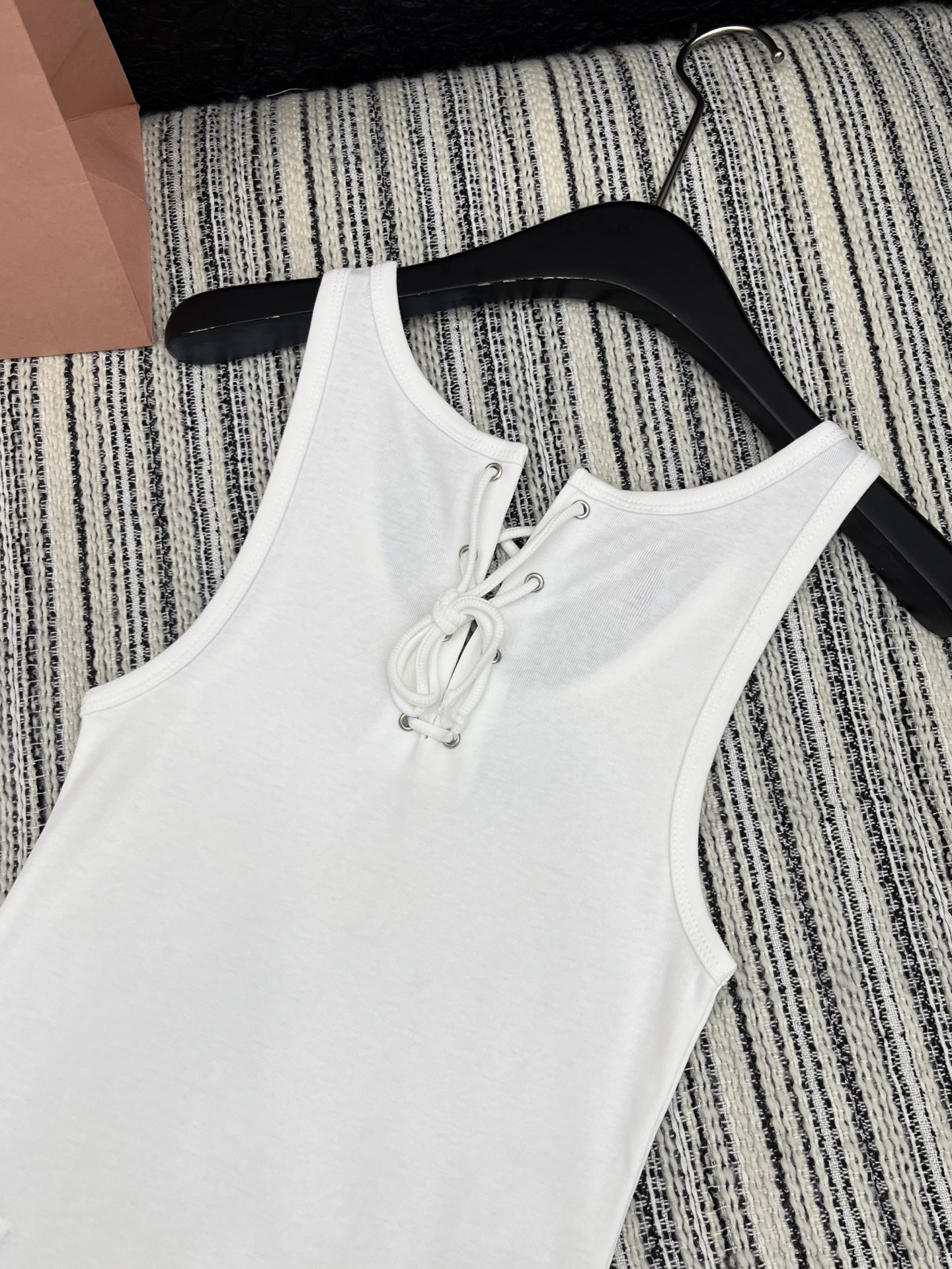 🛒𝐍𝐄𝐖 · 𝟐𝟎𝟐5/爆款现货

【原版定制】 Prad*｜2025新品 吊带背心
定制YB材质 肌理