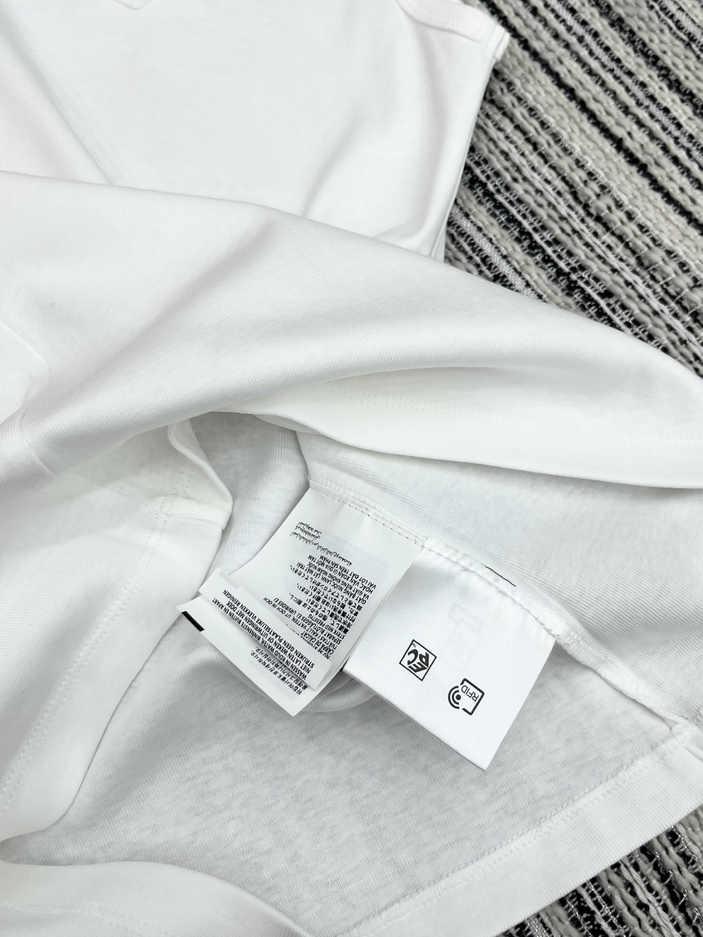 🛒𝐍𝐄𝐖 · 𝟐𝟎𝟐5/爆款现货

【原版定制】 Prad*｜2025新品 吊带背心
定制YB材质 肌理
