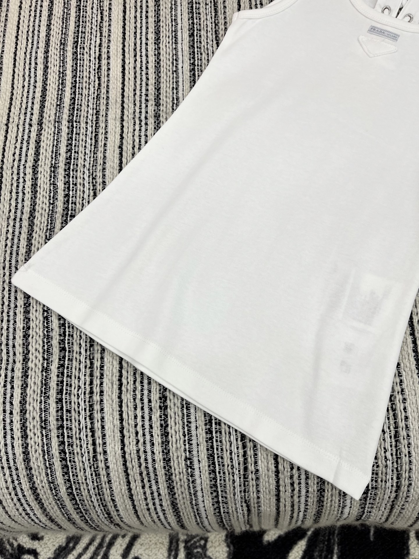 🛒𝐍𝐄𝐖 · 𝟐𝟎𝟐5/爆款现货

【原版定制】 Prad*｜2025新品 吊带背心
定制YB材质 肌理