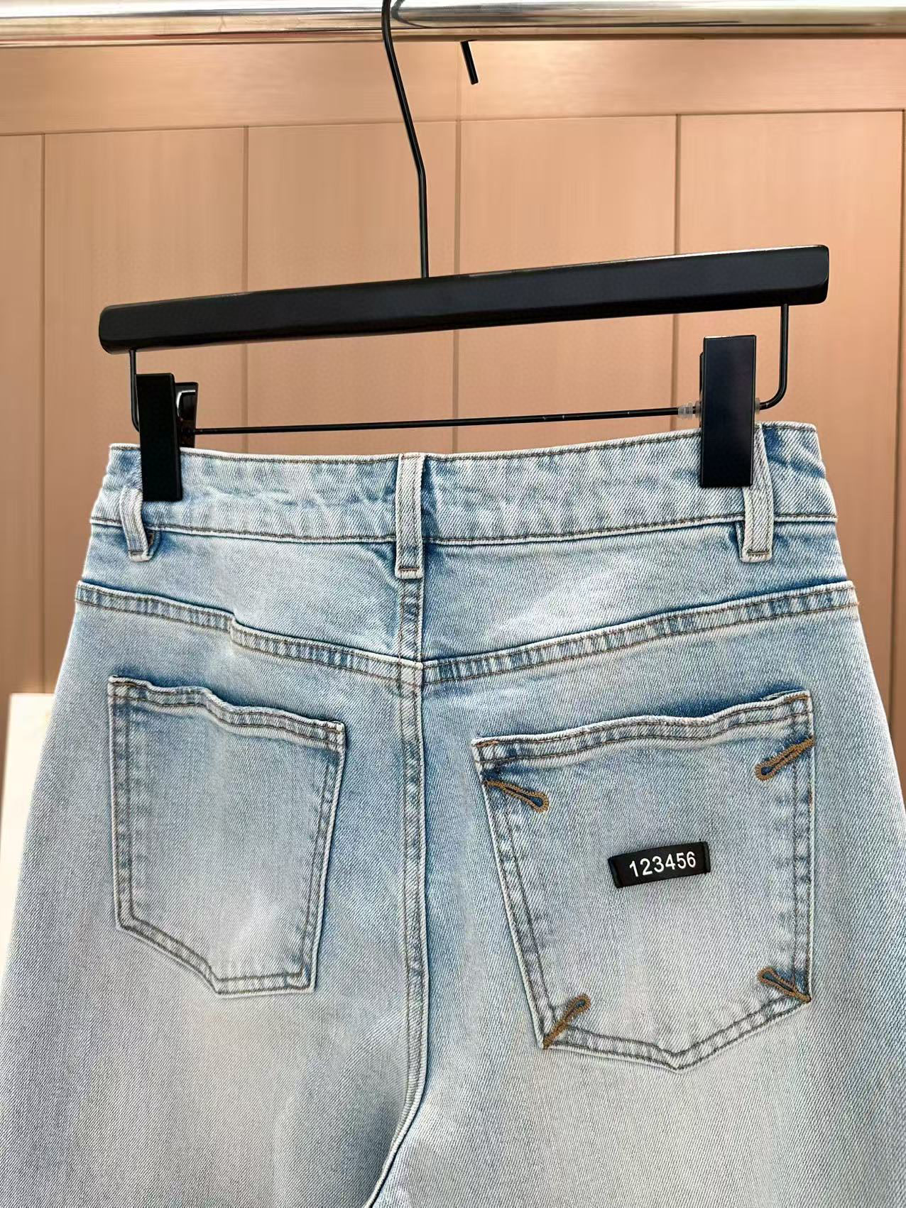 🛒𝐍𝐄𝐖 · 𝟐𝟎𝟐5/爆款现货

原单品质 MM6*｜2025贴标牛仔裤
定制YB斜纹棉牛仔材质 工艺
