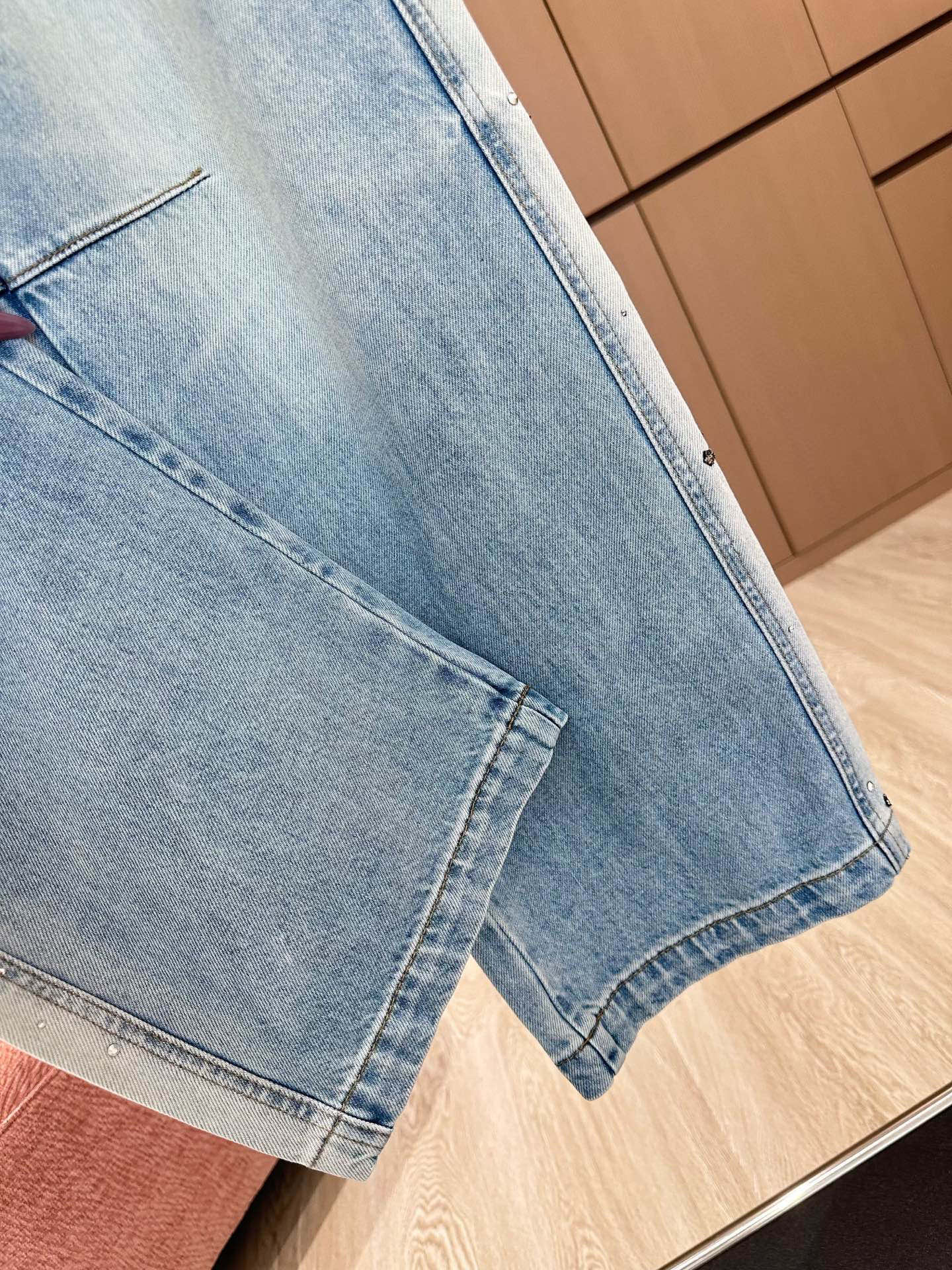 🛒𝐍𝐄𝐖 · 𝟐𝟎𝟐5/爆款现货

原单品质 克罗星*｜2025侧边烫钻牛仔裤
定制YB斜纹棉牛仔材质 