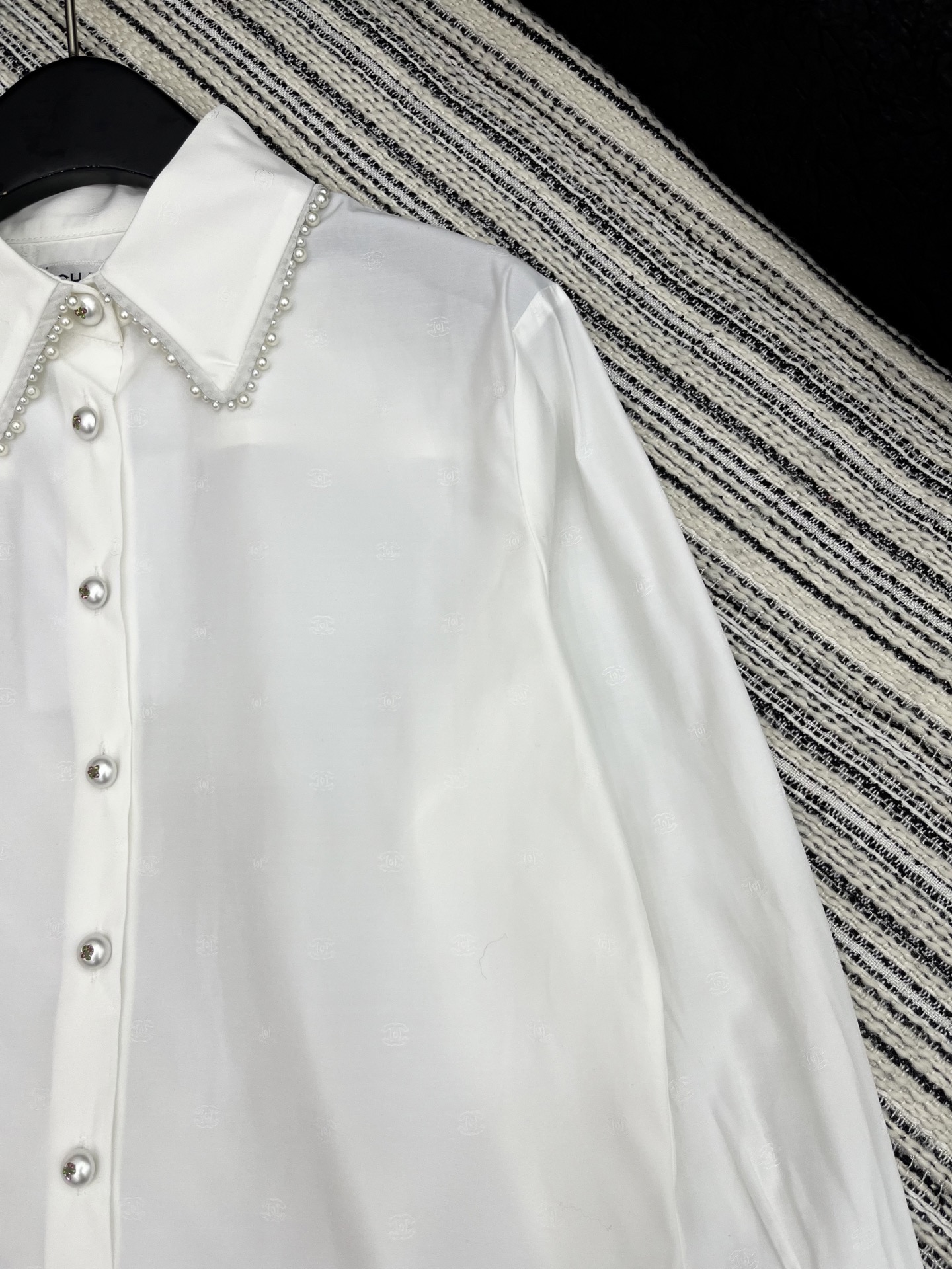 🛒𝐍𝐄𝐖 · 𝟐𝟎𝟐5/爆款

原单品质 Chane*｜暗纹提花衬衫
✔️时髦精们衣橱必备 简洁而又不失
