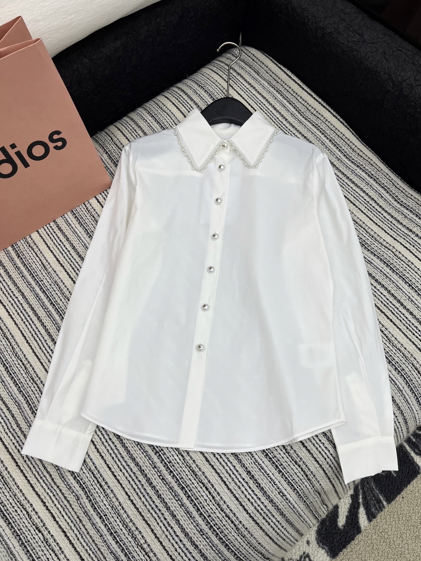 🛒𝐍𝐄𝐖 · 𝟐𝟎𝟐5/爆款

原单品质 Chane*｜暗纹提花衬衫
✔️时髦精们衣橱必备 简洁而又不失