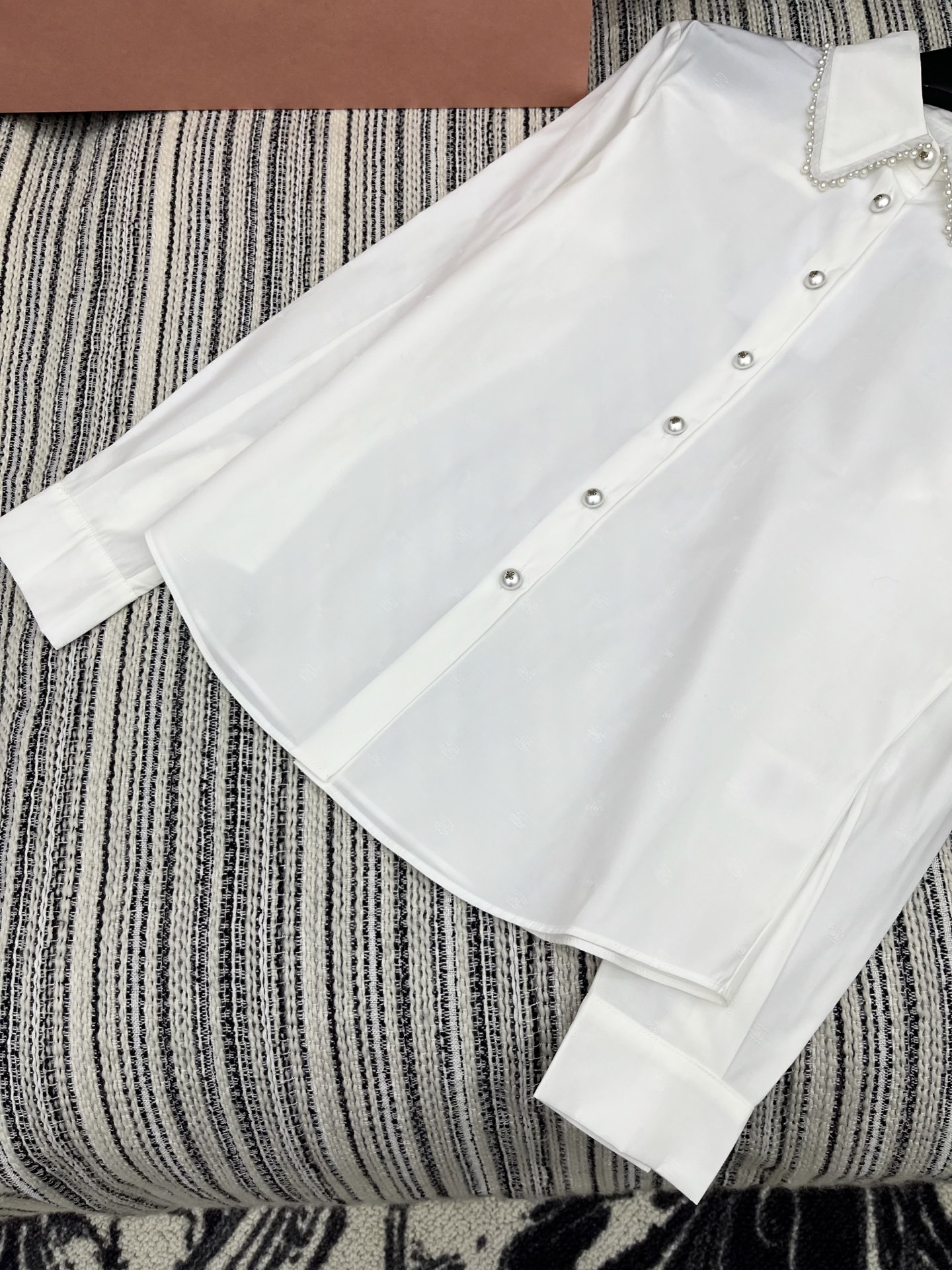 🛒𝐍𝐄𝐖 · 𝟐𝟎𝟐5/爆款

原单品质 Chane*｜暗纹提花衬衫
✔️时髦精们衣橱必备 简洁而又不失