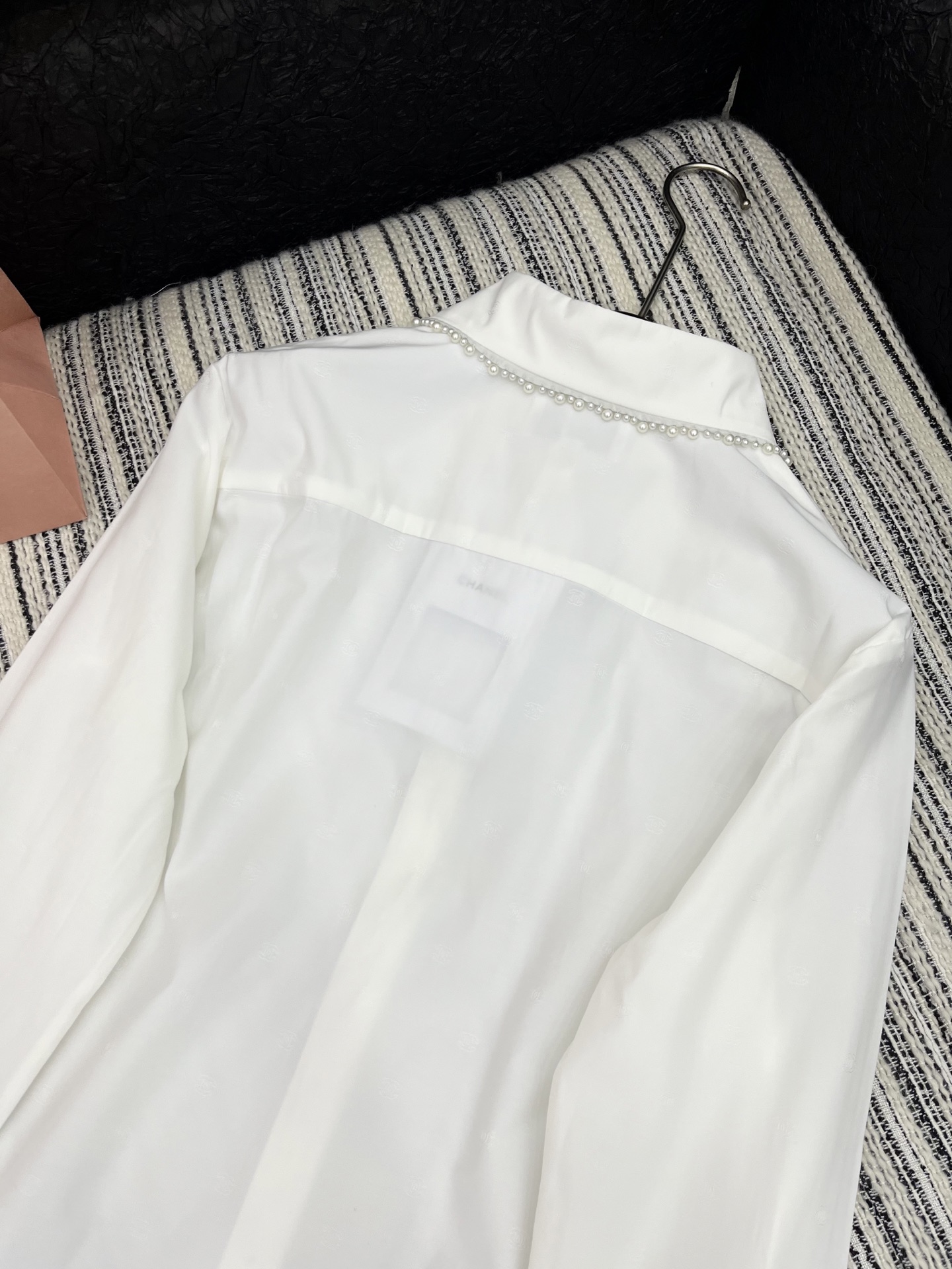 🛒𝐍𝐄𝐖 · 𝟐𝟎𝟐5/爆款

原单品质 Chane*｜暗纹提花衬衫
✔️时髦精们衣橱必备 简洁而又不失