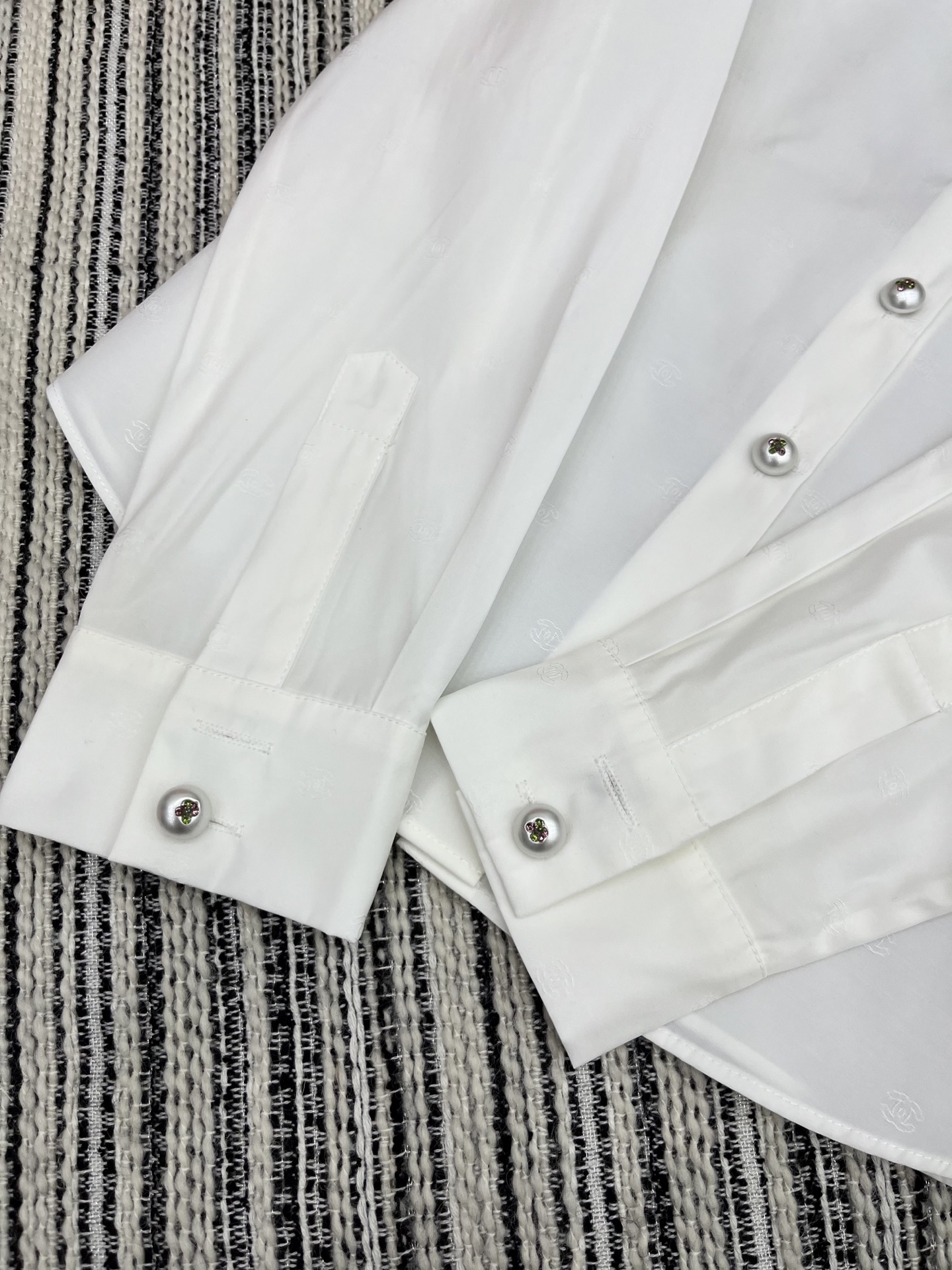 🛒𝐍𝐄𝐖 · 𝟐𝟎𝟐5/爆款

原单品质 Chane*｜暗纹提花衬衫
✔️时髦精们衣橱必备 简洁而又不失