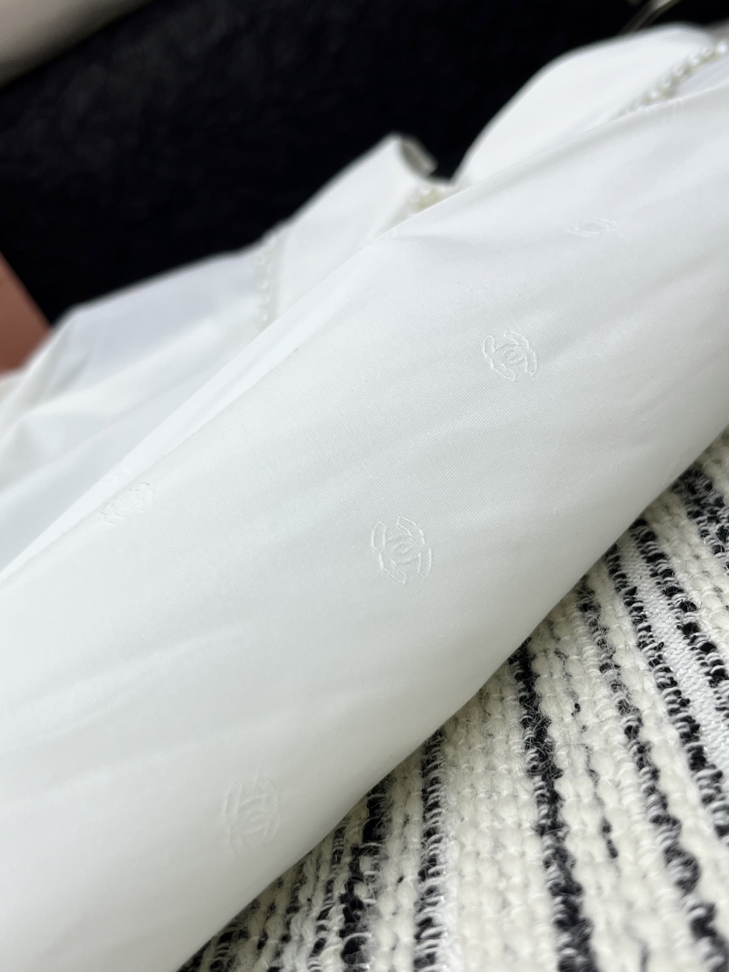 🛒𝐍𝐄𝐖 · 𝟐𝟎𝟐5/爆款

原单品质 Chane*｜暗纹提花衬衫
✔️时髦精们衣橱必备 简洁而又不失