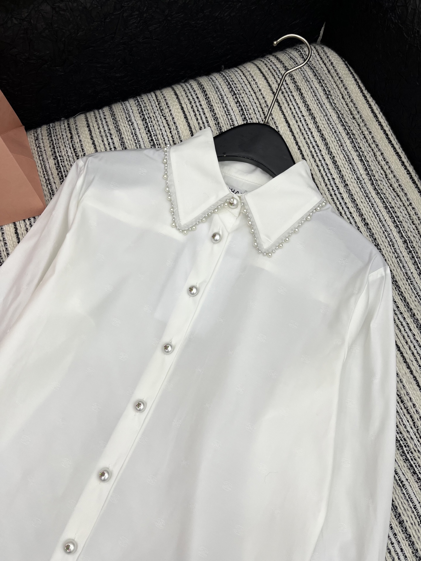 🛒𝐍𝐄𝐖 · 𝟐𝟎𝟐5/爆款

原单品质 Chane*｜暗纹提花衬衫
✔️时髦精们衣橱必备 简洁而又不失