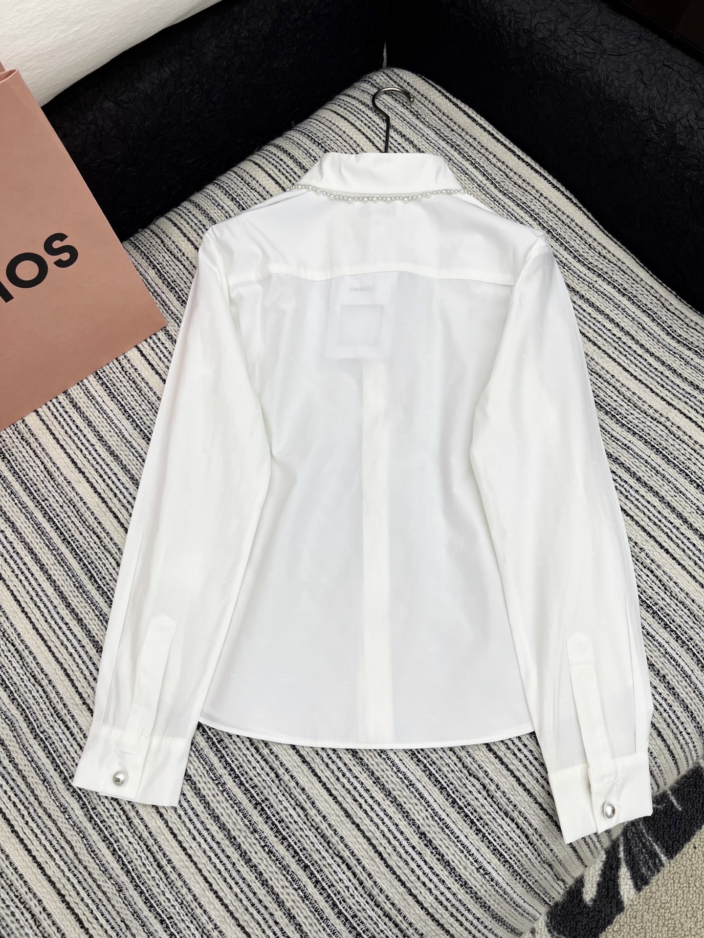 🛒𝐍𝐄𝐖 · 𝟐𝟎𝟐5/爆款

原单品质 Chane*｜暗纹提花衬衫
✔️时髦精们衣橱必备 简洁而又不失