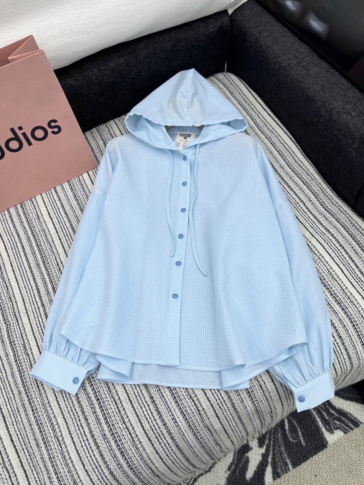 🛒𝐍𝐄𝐖 · 𝟐𝟎𝟐5/爆款现货

原单品质 Chan*｜25新款带帽衬衫外套
爆单款  进口格纹色织面