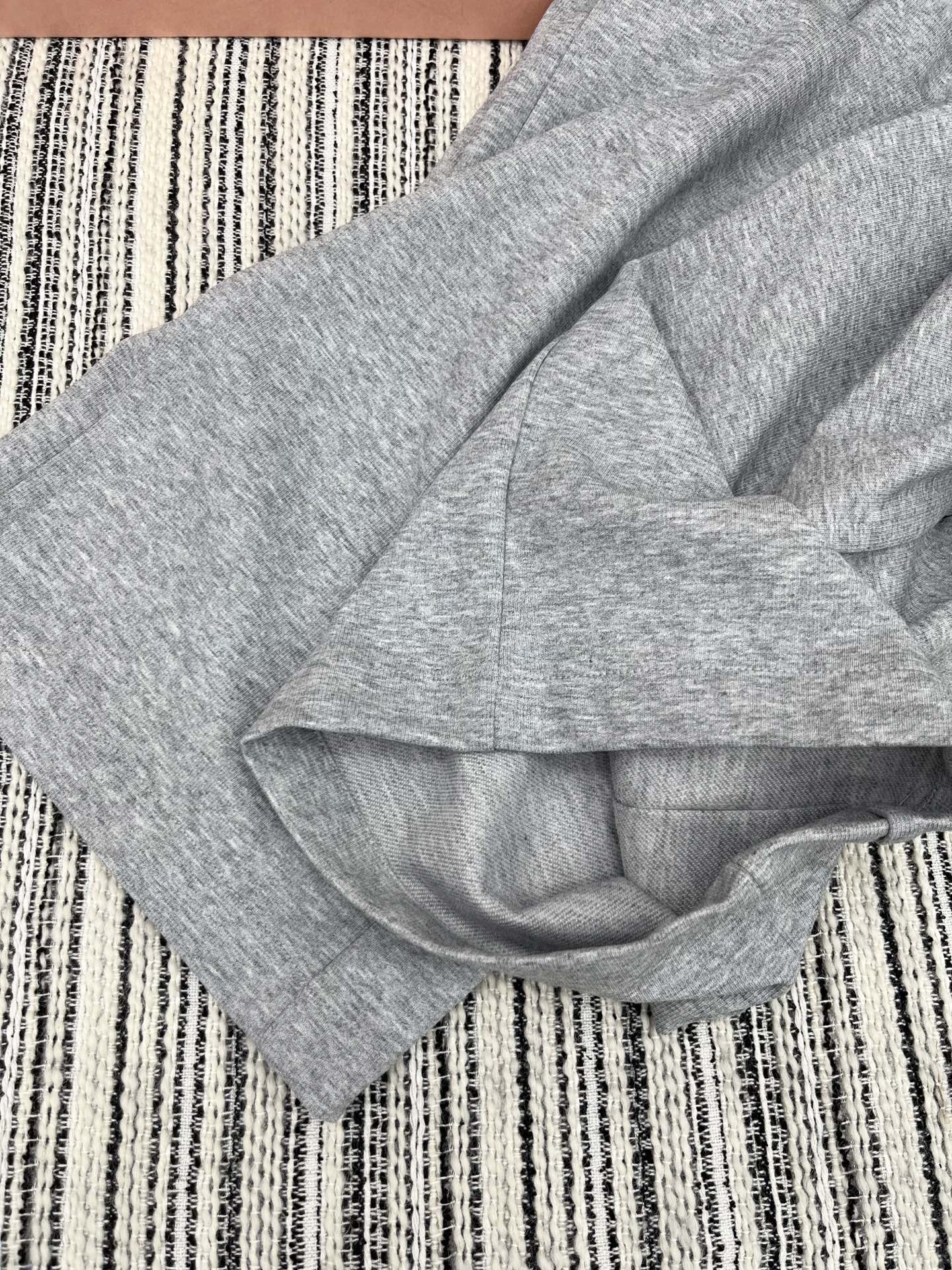 🛒𝐍𝐄𝐖 · 𝟐𝟎𝟐5/爆款现货

原单品质  Alex*｜25新款抽绳休闲裤
颜色百搭高级  定制字母