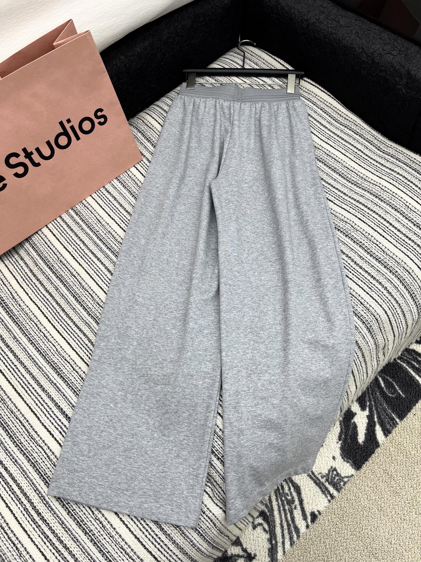 🛒𝐍𝐄𝐖 · 𝟐𝟎𝟐5/爆款现货

原单品质  Alex*｜25新款抽绳休闲裤
颜色百搭高级  定制字母