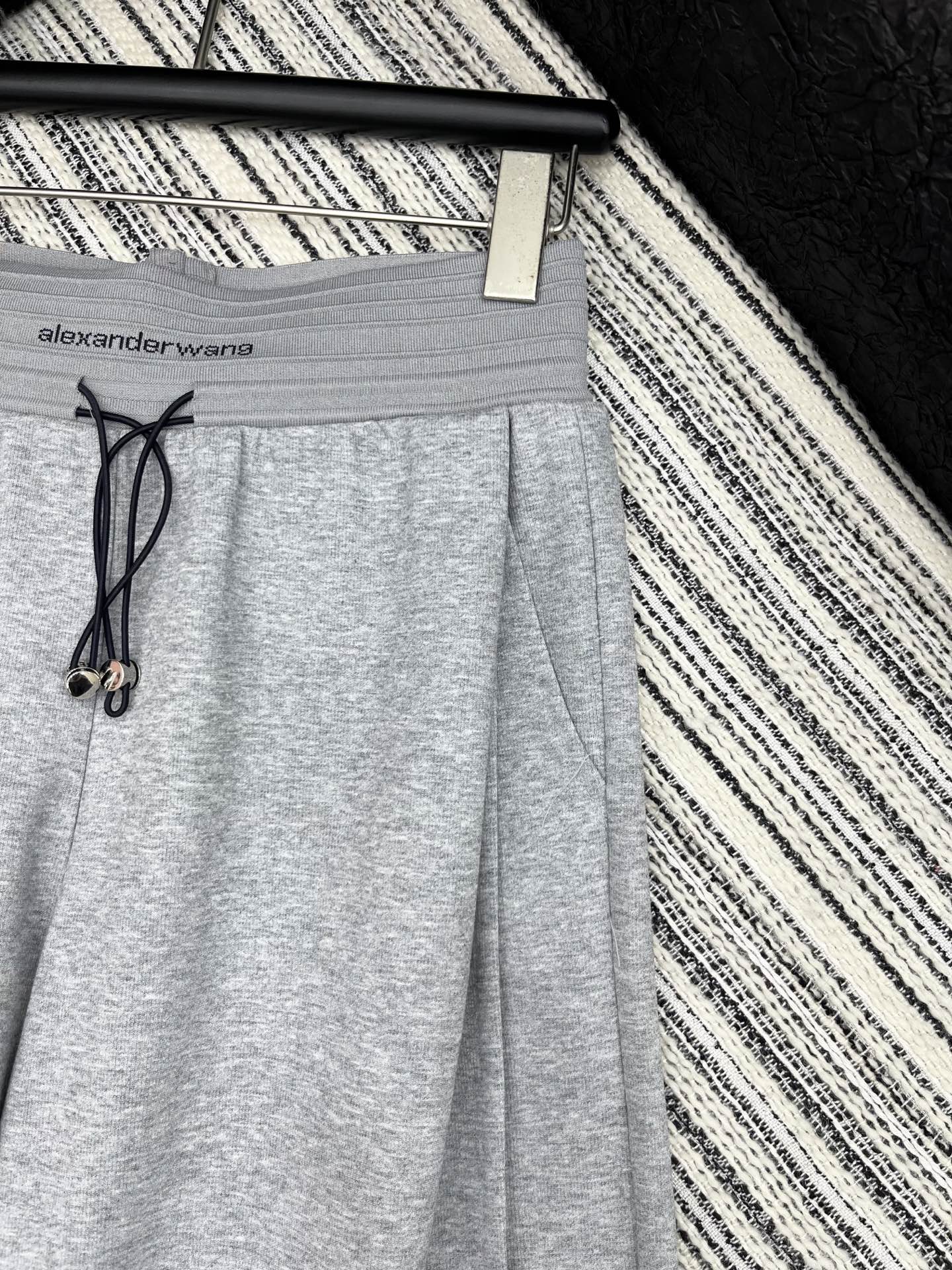 🛒𝐍𝐄𝐖 · 𝟐𝟎𝟐5/爆款现货

原单品质  Alex*｜25新款抽绳休闲裤
颜色百搭高级  定制字母
