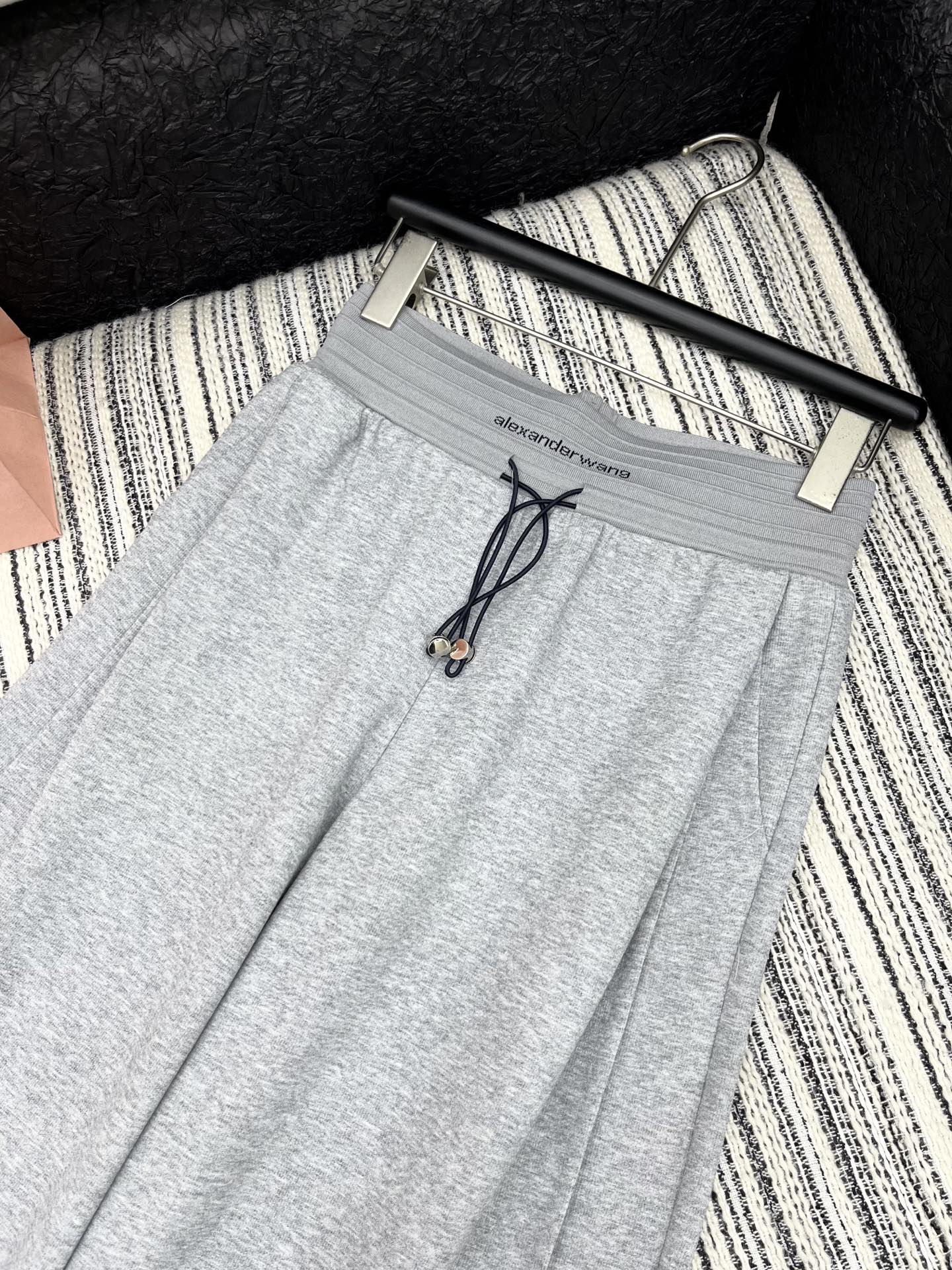 🛒𝐍𝐄𝐖 · 𝟐𝟎𝟐5/爆款现货

原单品质  Alex*｜25新款抽绳休闲裤
颜色百搭高级  定制字母