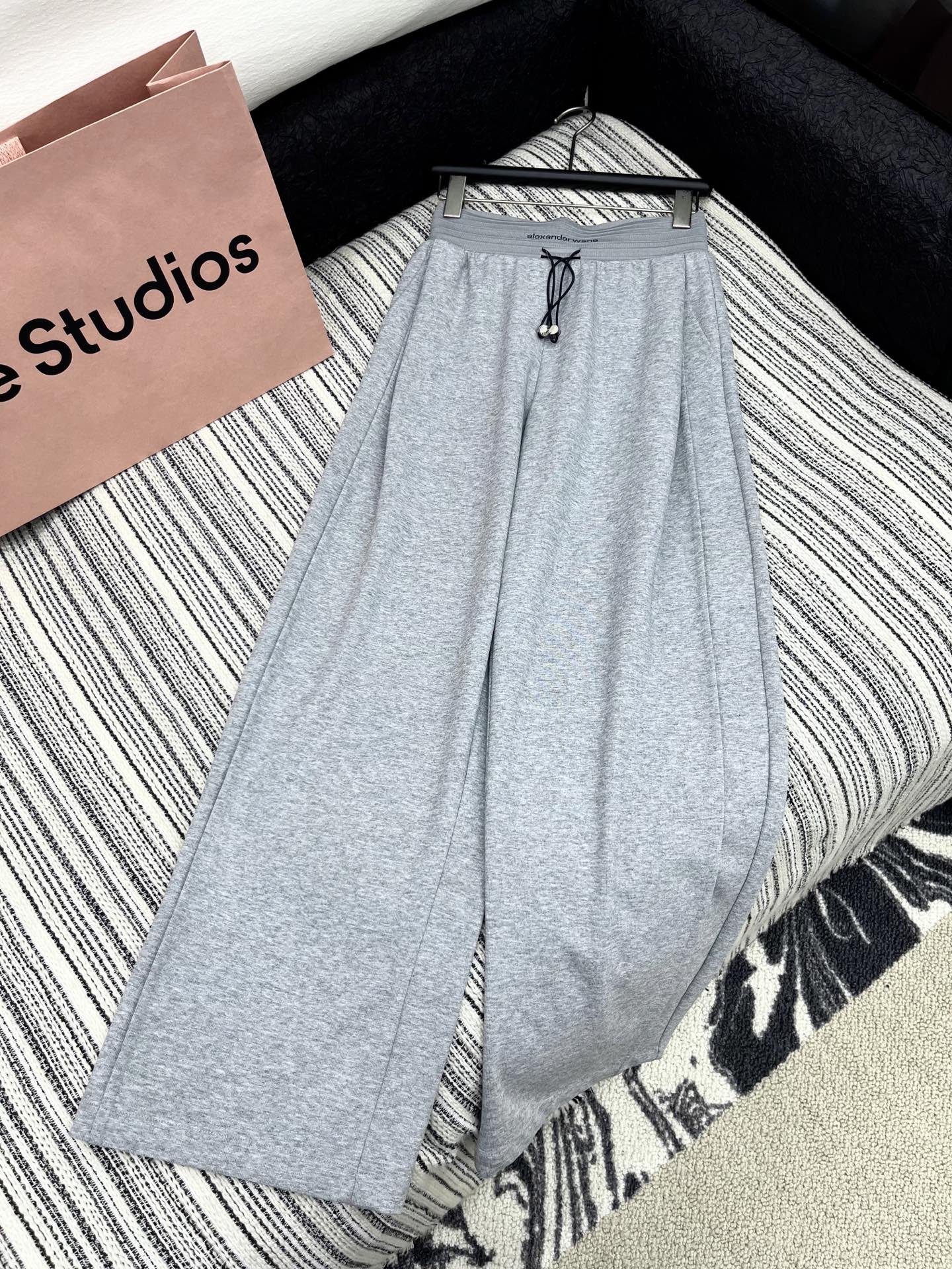 🛒𝐍𝐄𝐖 · 𝟐𝟎𝟐5/爆款现货

原单品质  Alex*｜25新款抽绳休闲裤
颜色百搭高级  定制字母