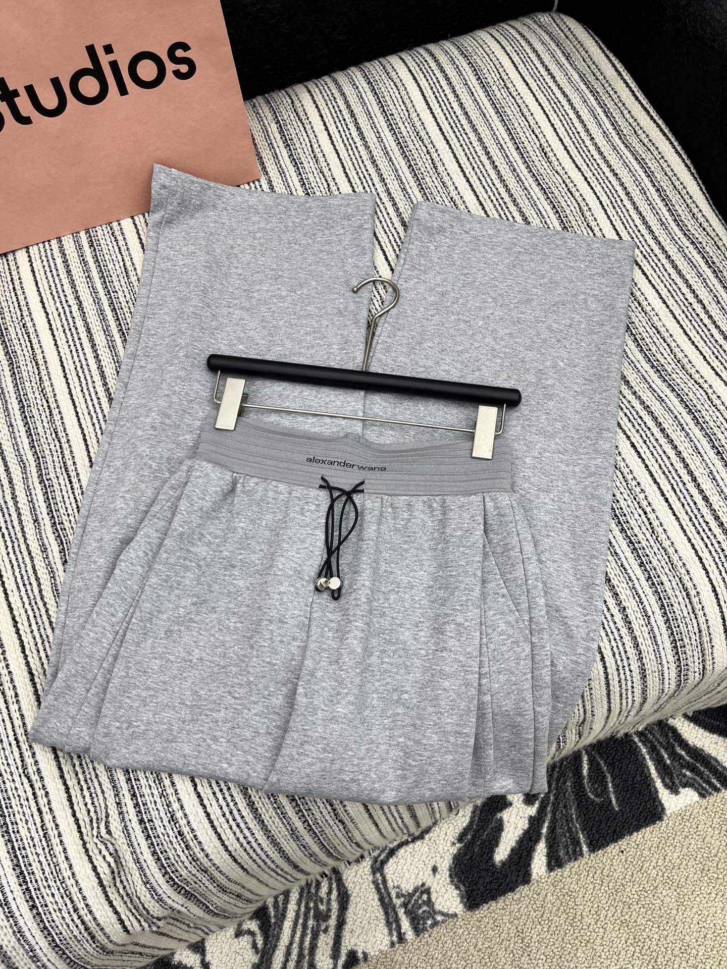 🛒𝐍𝐄𝐖 · 𝟐𝟎𝟐5/爆款现货

原单品质  Alex*｜25新款抽绳休闲裤
颜色百搭高级  定制字母