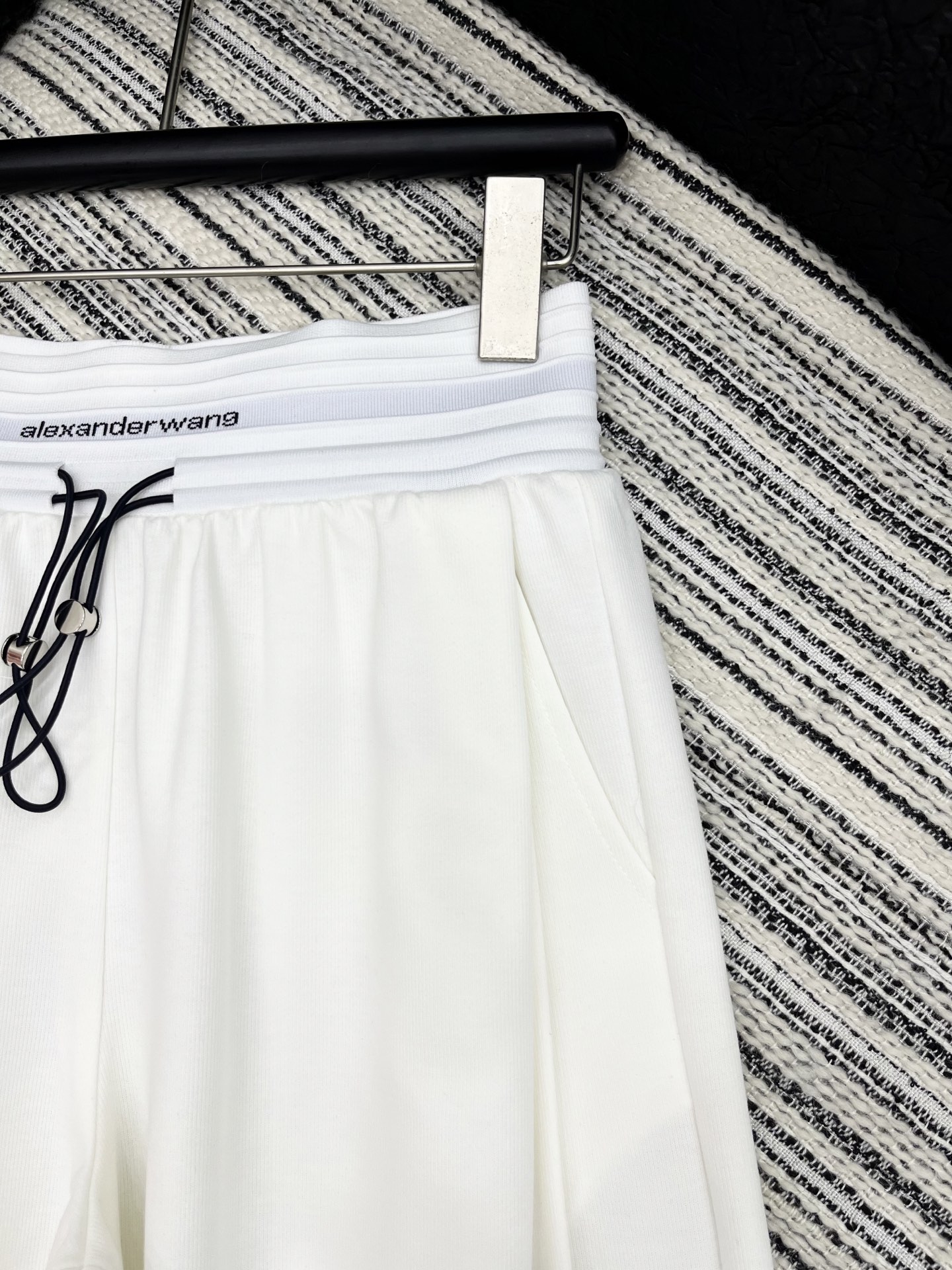 🛒𝐍𝐄𝐖 · 𝟐𝟎𝟐5/爆款现货

原单品质  Alex*｜25新款抽绳休闲裤
颜色百搭高级  定制字母