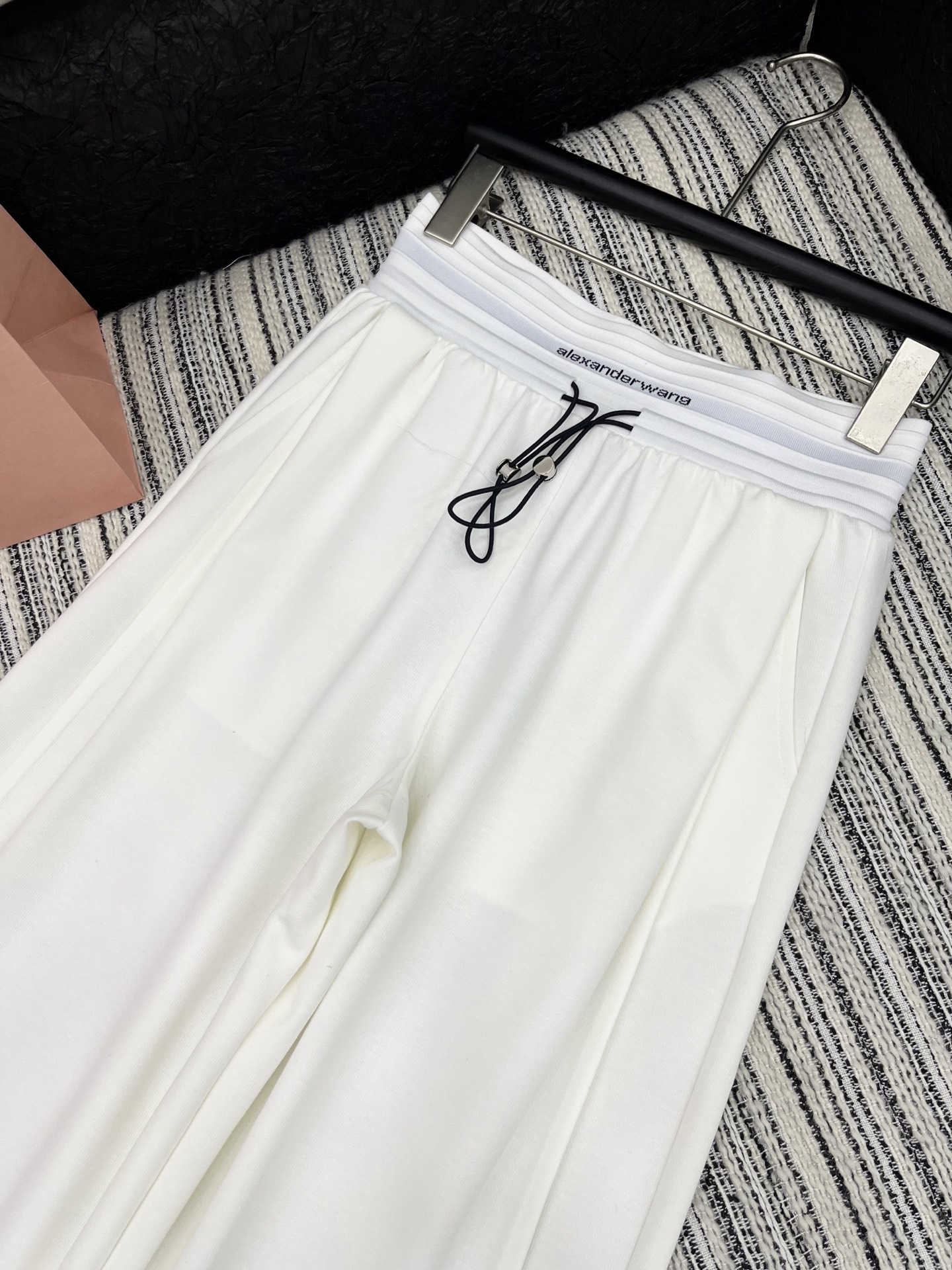 🛒𝐍𝐄𝐖 · 𝟐𝟎𝟐5/爆款现货

原单品质  Alex*｜25新款抽绳休闲裤
颜色百搭高级  定制字母