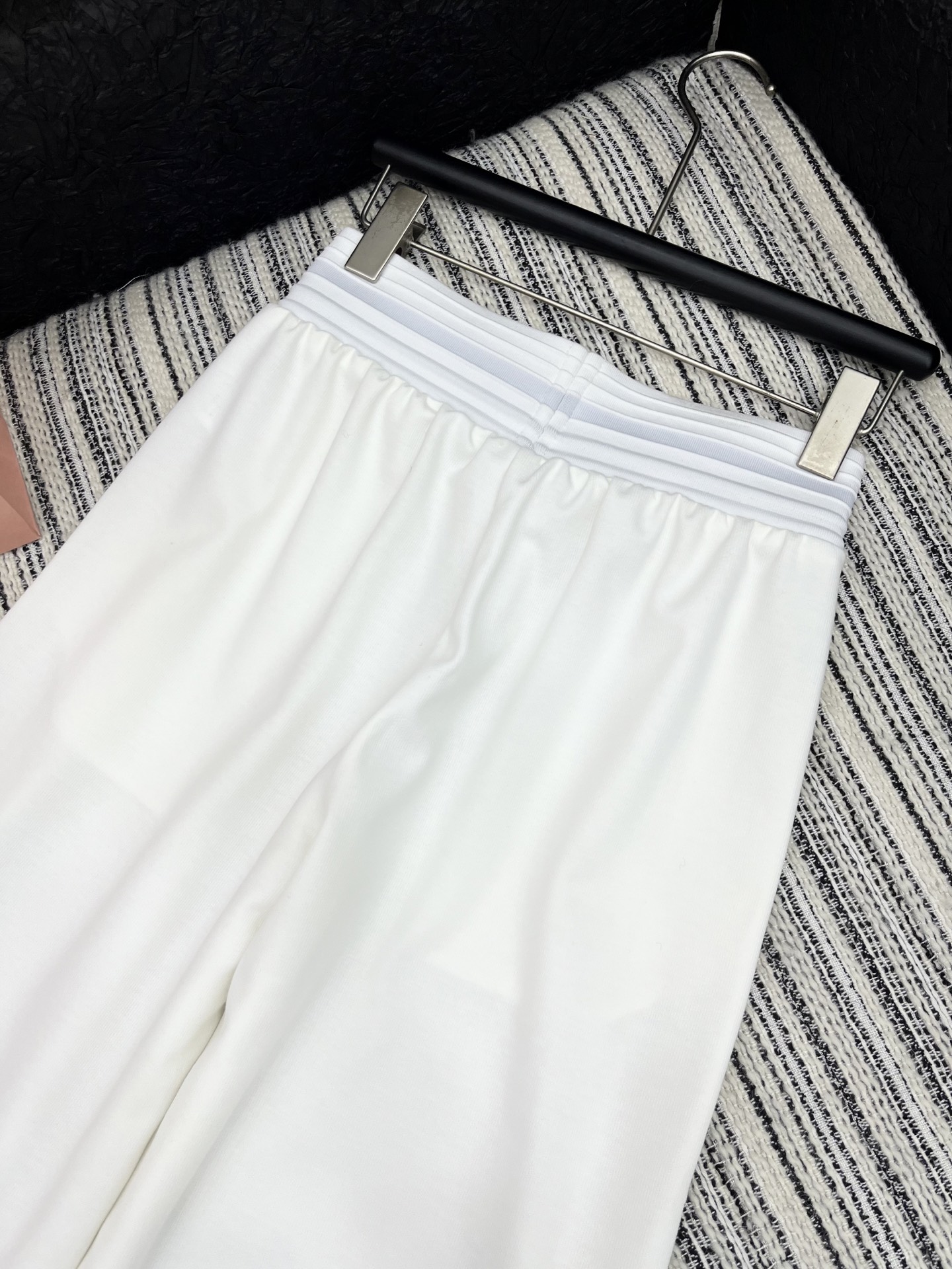 🛒𝐍𝐄𝐖 · 𝟐𝟎𝟐5/爆款现货

原单品质  Alex*｜25新款抽绳休闲裤
颜色百搭高级  定制字母