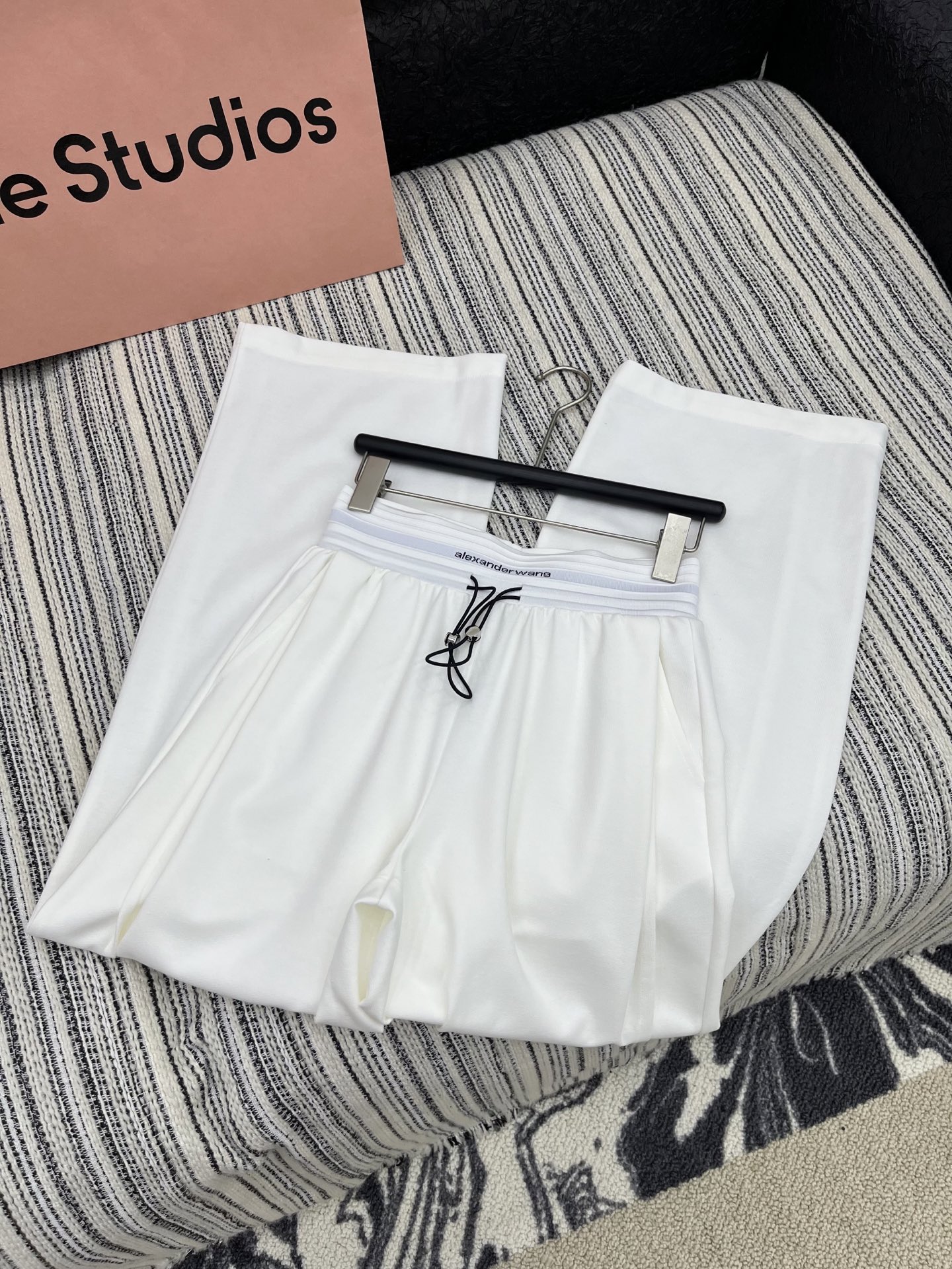 🛒𝐍𝐄𝐖 · 𝟐𝟎𝟐5/爆款现货

原单品质  Alex*｜25新款抽绳休闲裤
颜色百搭高级  定制字母