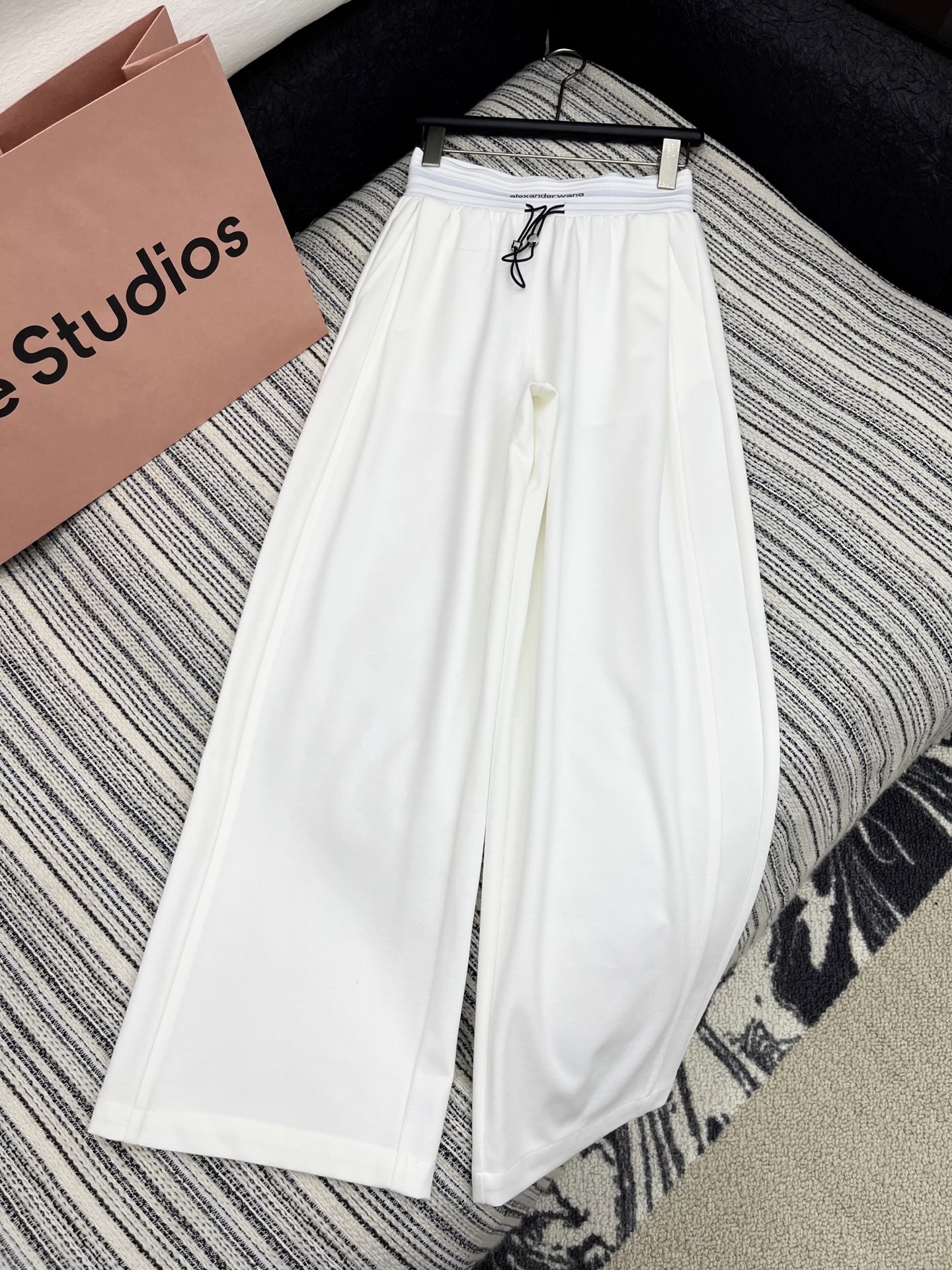 🛒𝐍𝐄𝐖 · 𝟐𝟎𝟐5/爆款现货

原单品质  Alex*｜25新款抽绳休闲裤
颜色百搭高级  定制字母
