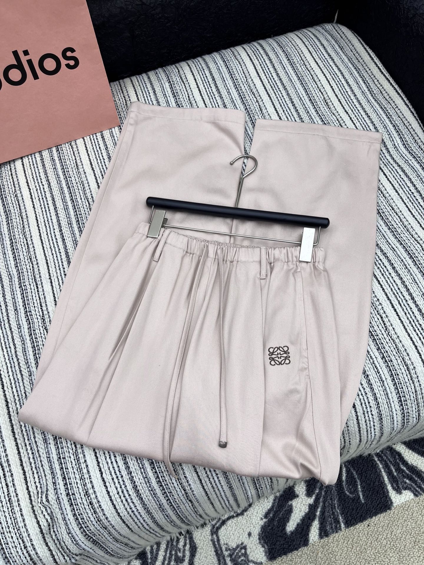 🛒𝐍𝐄𝐖 · 𝟐𝟎𝟐5/爆款现货

原单品质  Loe*｜25新款抽绳休闲裤
颜色百搭高级  定制图案刺