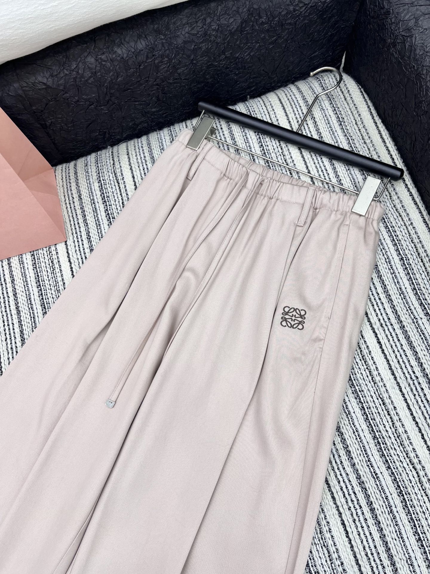 🛒𝐍𝐄𝐖 · 𝟐𝟎𝟐5/爆款现货

原单品质  Loe*｜25新款抽绳休闲裤
颜色百搭高级  定制图案刺
