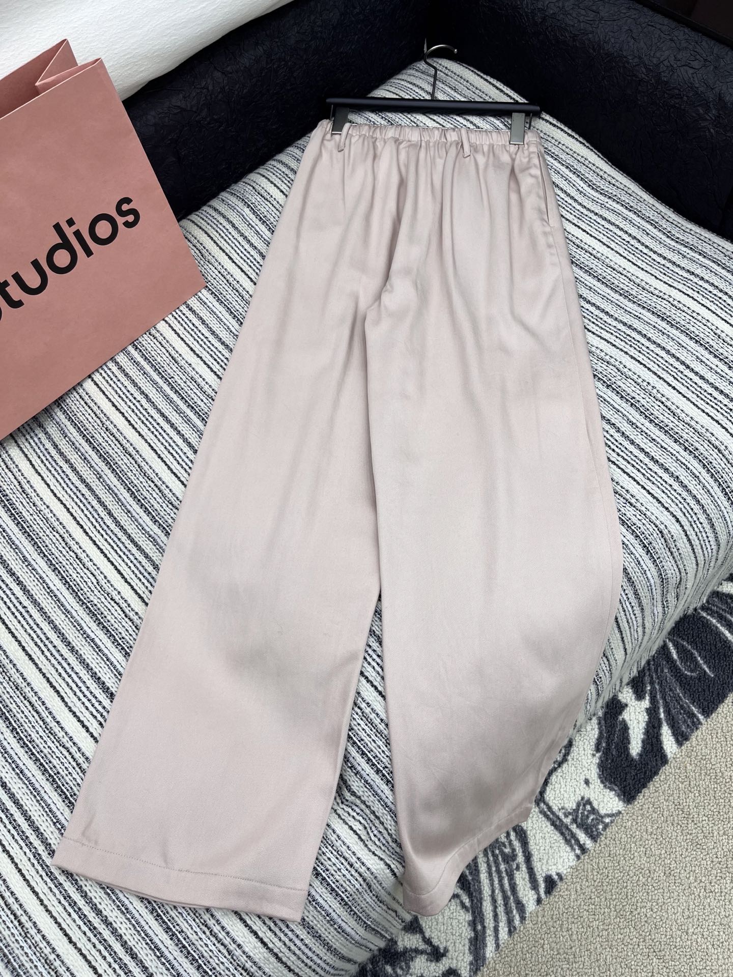 🛒𝐍𝐄𝐖 · 𝟐𝟎𝟐5/爆款现货

原单品质  Loe*｜25新款抽绳休闲裤
颜色百搭高级  定制图案刺