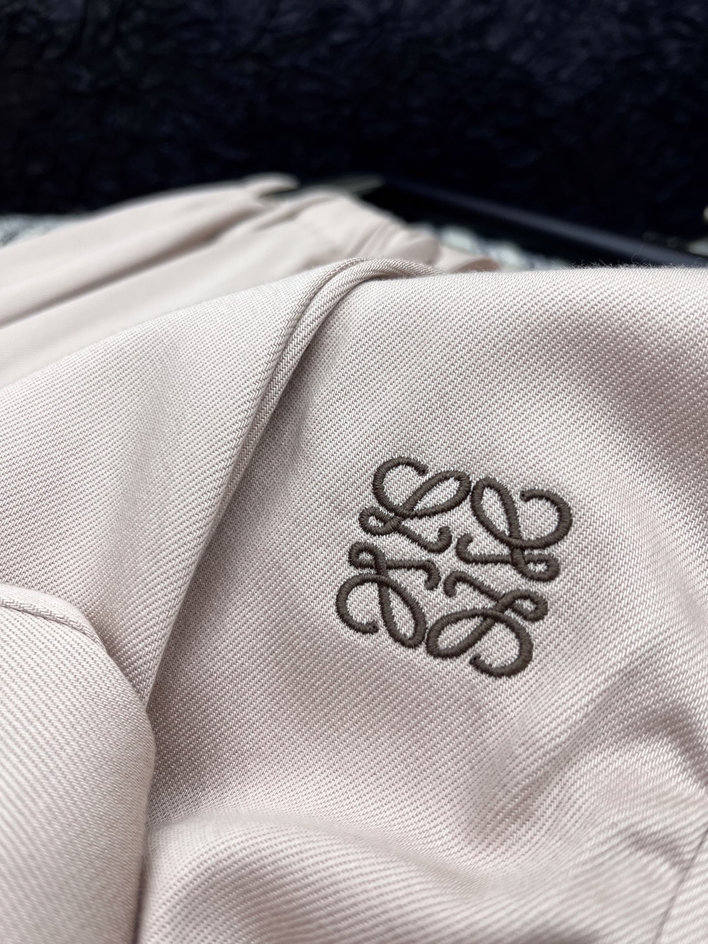 🛒𝐍𝐄𝐖 · 𝟐𝟎𝟐5/爆款现货

原单品质  Loe*｜25新款抽绳休闲裤
颜色百搭高级  定制图案刺
