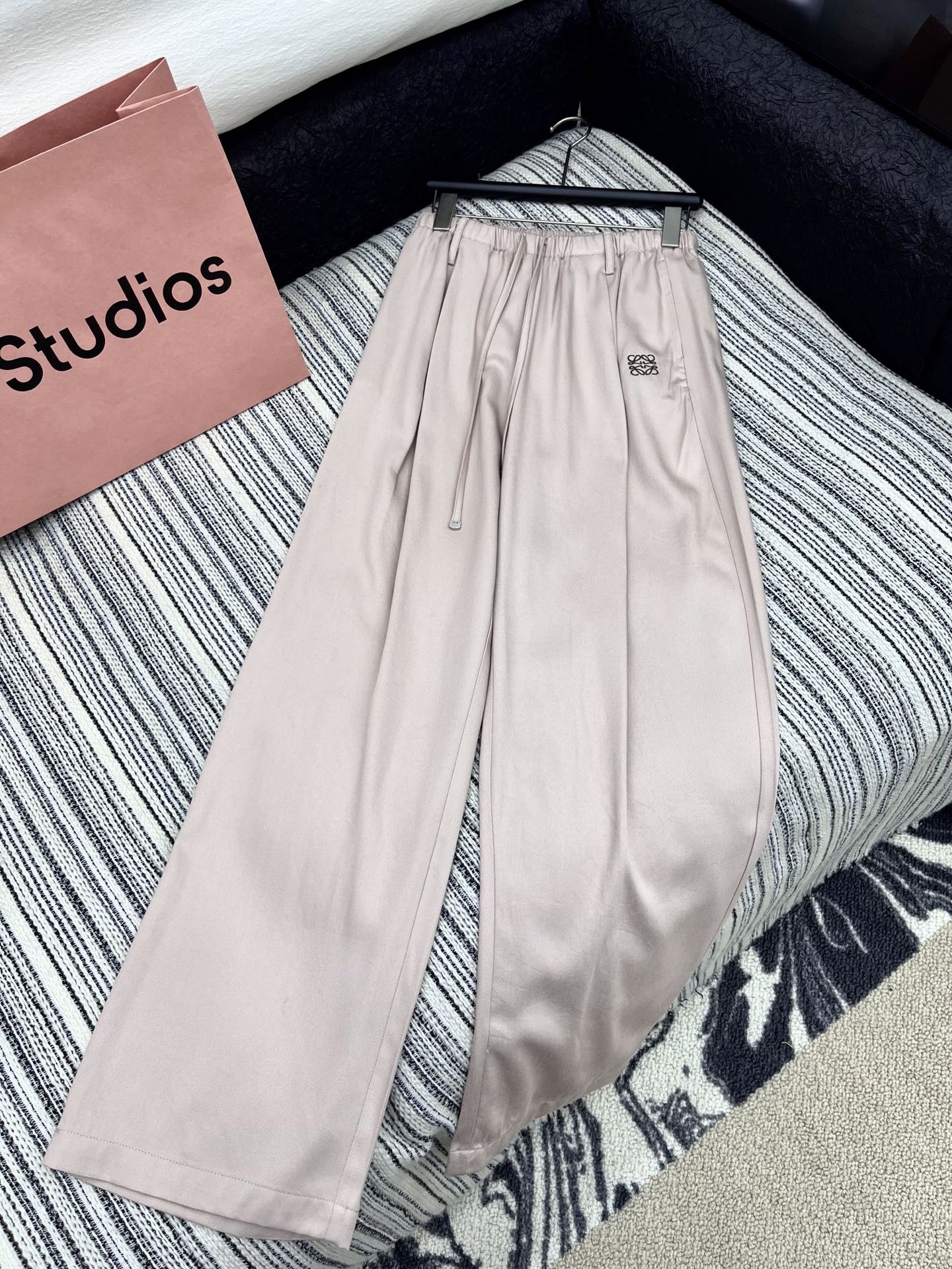🛒𝐍𝐄𝐖 · 𝟐𝟎𝟐5/爆款现货

原单品质  Loe*｜25新款抽绳休闲裤
颜色百搭高级  定制图案刺