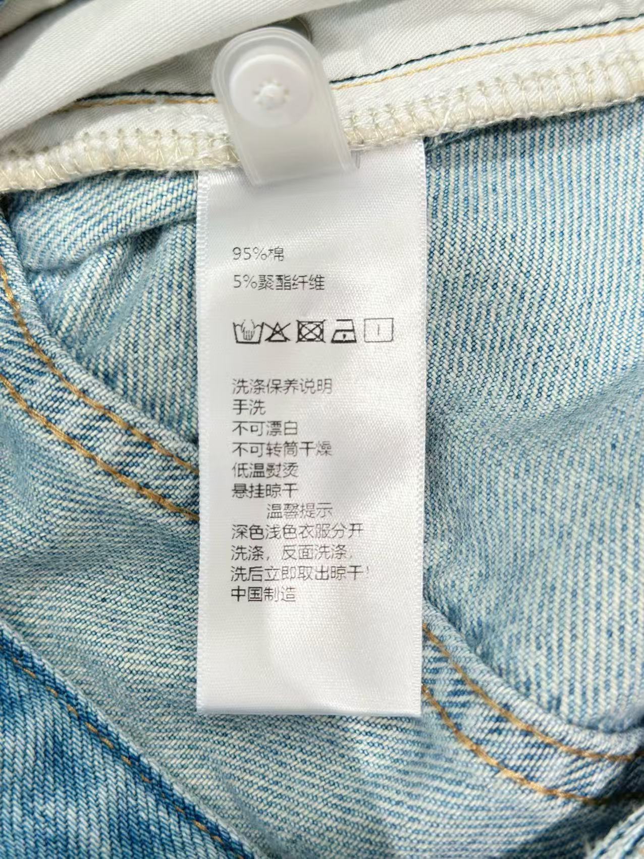 🛒𝐍𝐄𝐖 · 𝟐𝟎𝟐5/爆款现货

原单品质  Chan*｜2025压花牛仔裤
定制YB斜纹棉牛仔材质 