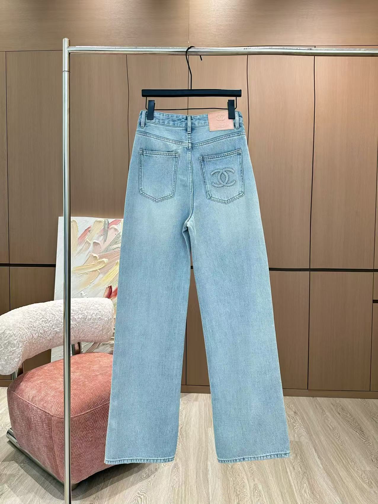 🛒𝐍𝐄𝐖 · 𝟐𝟎𝟐5/爆款现货

原单品质  Chan*｜2025压花牛仔裤
定制YB斜纹棉牛仔材质 