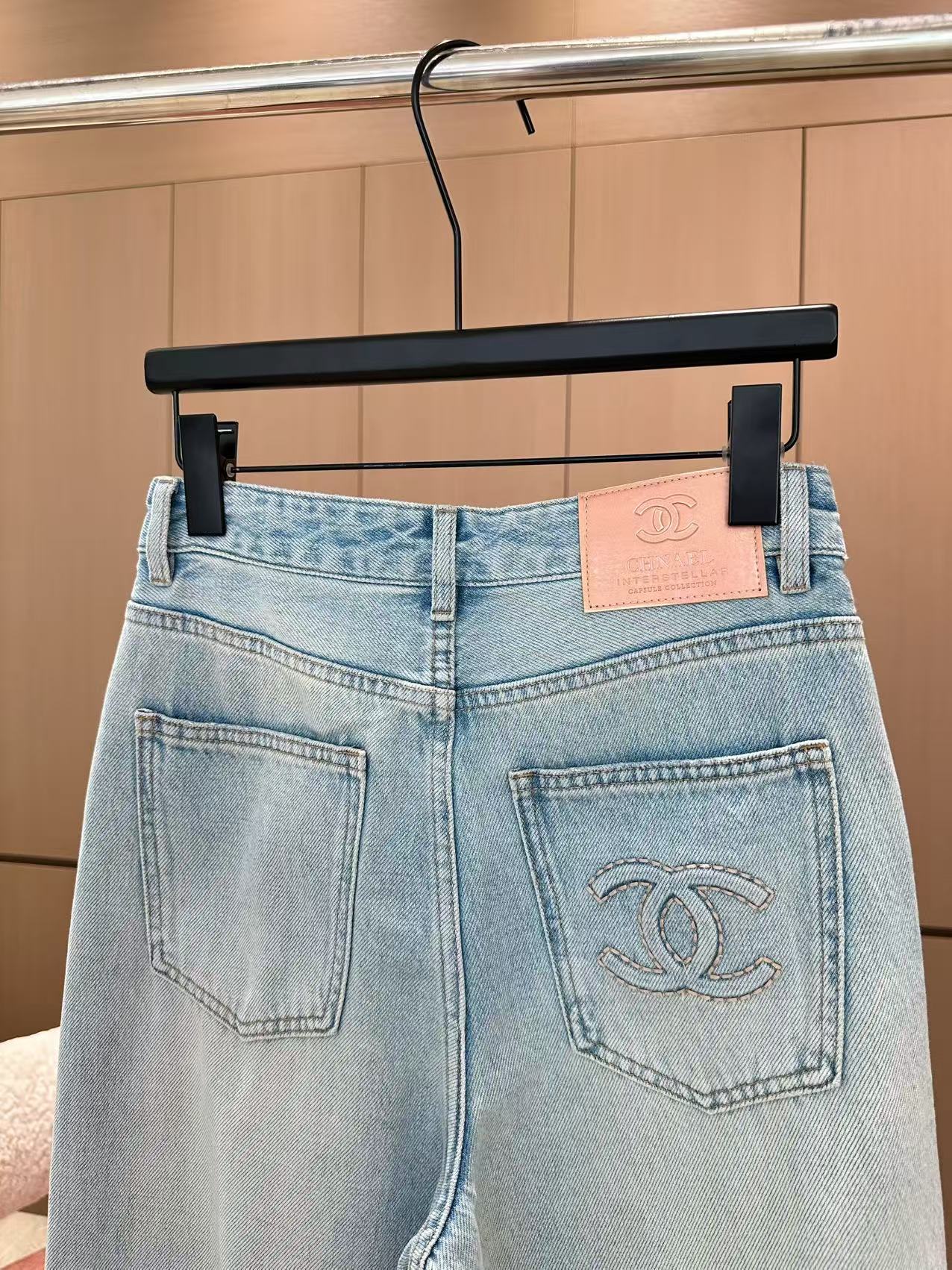 🛒𝐍𝐄𝐖 · 𝟐𝟎𝟐5/爆款现货

原单品质  Chan*｜2025压花牛仔裤
定制YB斜纹棉牛仔材质 