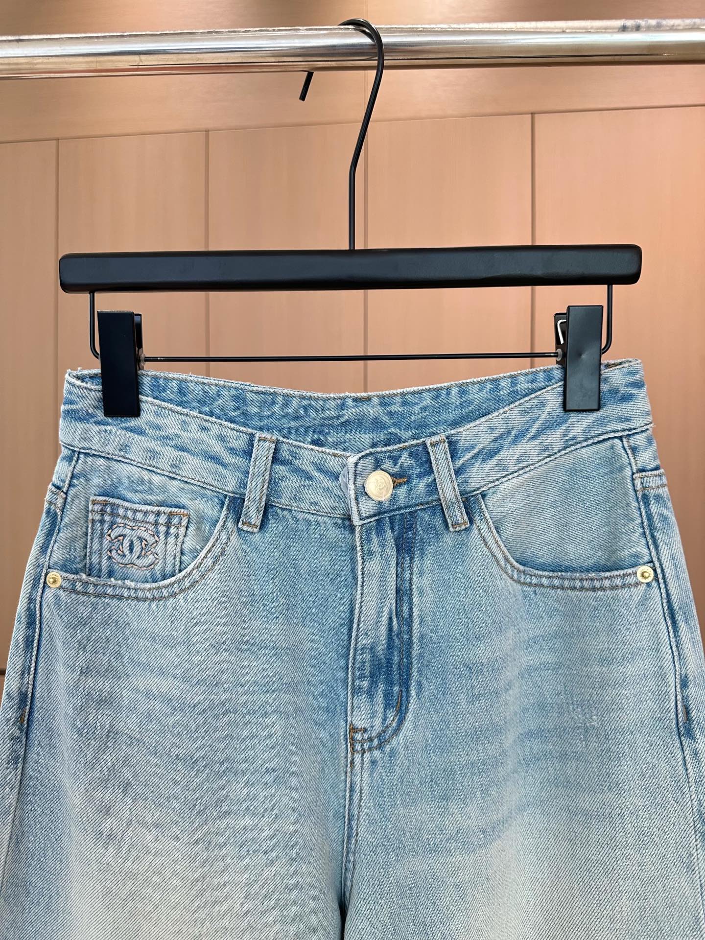 🛒𝐍𝐄𝐖 · 𝟐𝟎𝟐5/爆款现货

原单品质  Chan*｜2025压花牛仔裤
定制YB斜纹棉牛仔材质 