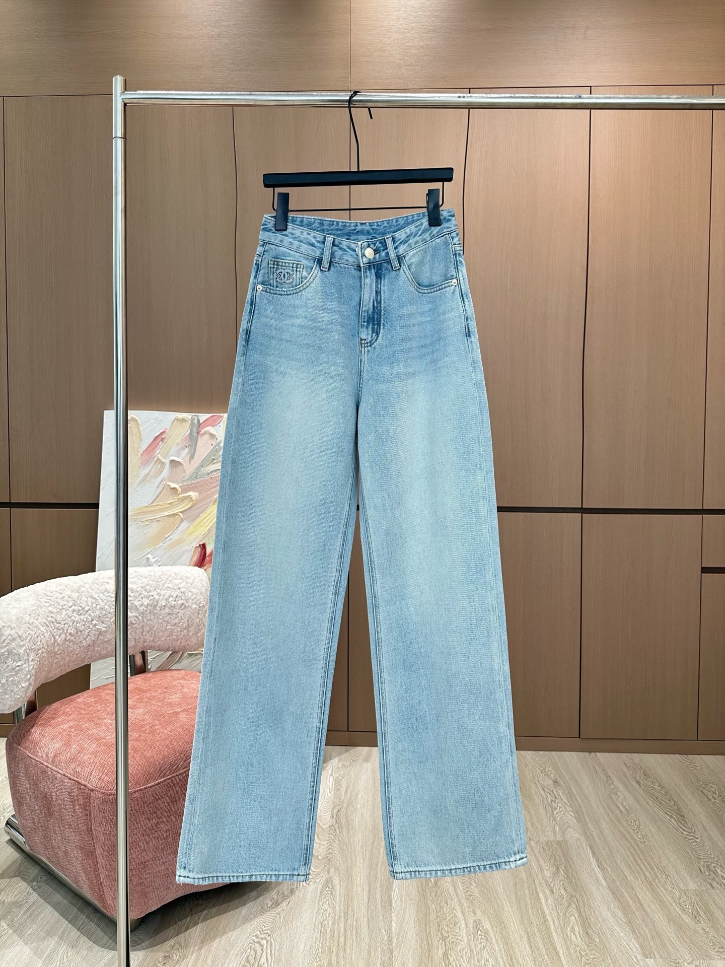 🛒𝐍𝐄𝐖 · 𝟐𝟎𝟐5/爆款现货

原单品质  Chan*｜2025压花牛仔裤
定制YB斜纹棉牛仔材质 
