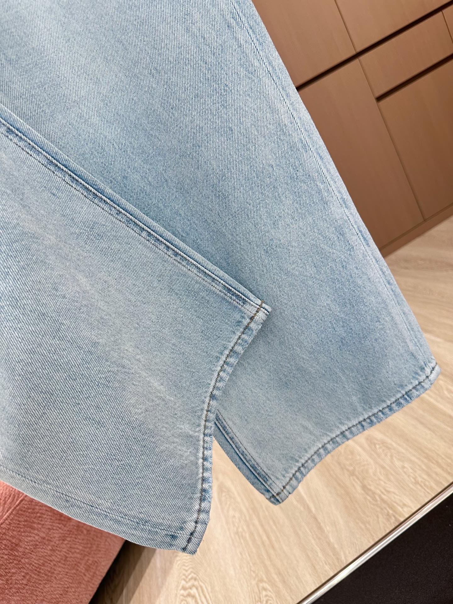 🛒𝐍𝐄𝐖 · 𝟐𝟎𝟐5/爆款现货

原单品质  Chan*｜2025压花牛仔裤
定制YB斜纹棉牛仔材质 