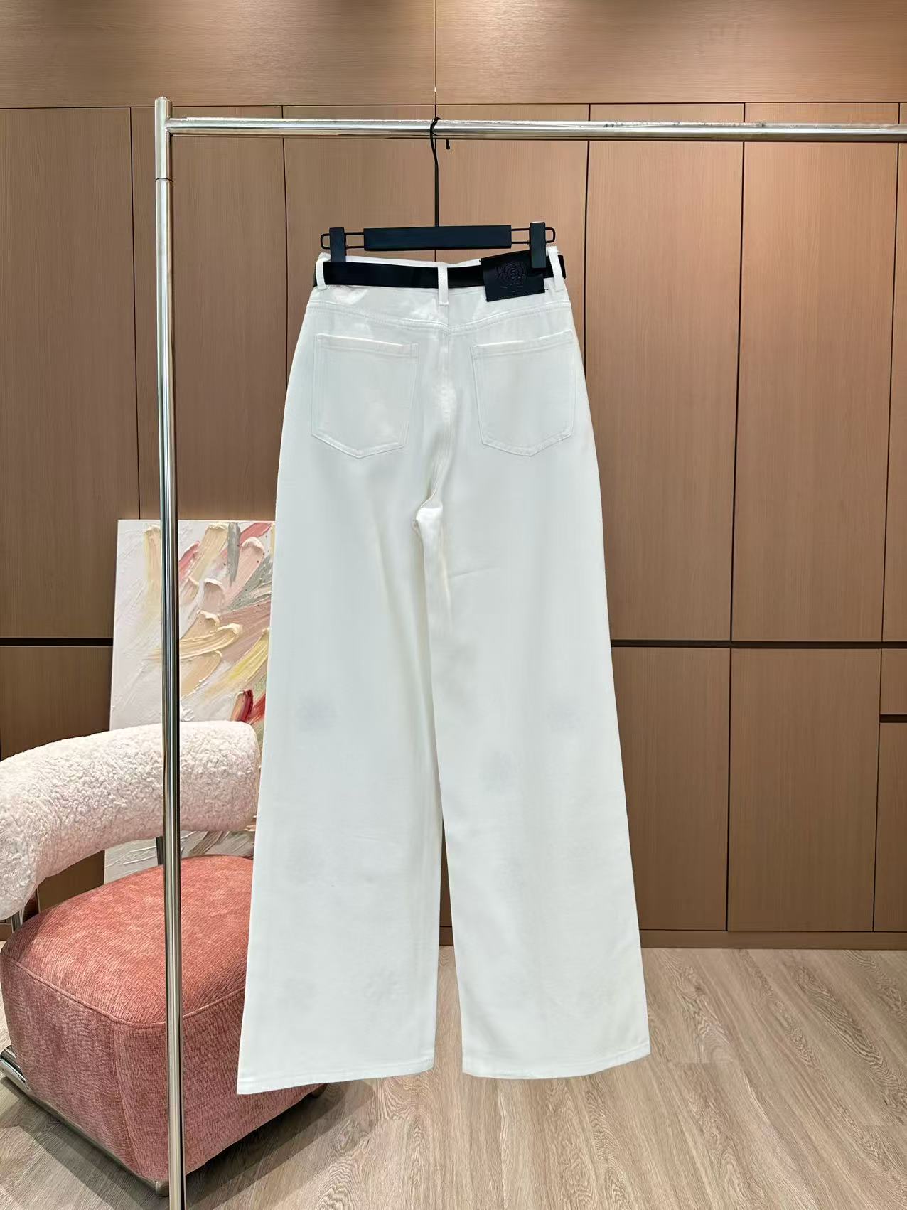🛒𝐍𝐄𝐖 · 𝟐𝟎𝟐5/爆款现货

原单品质  Chan*｜2025镂空绣花牛仔裤
定制YB斜纹棉牛仔材