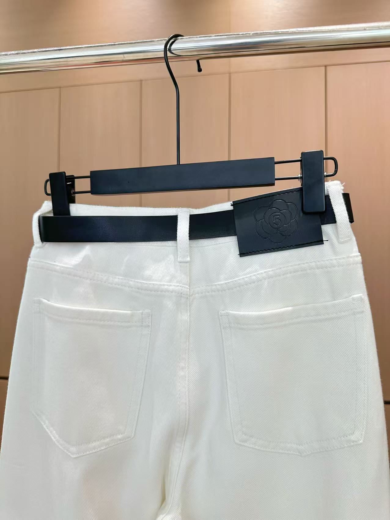 🛒𝐍𝐄𝐖 · 𝟐𝟎𝟐5/爆款现货

原单品质  Chan*｜2025镂空绣花牛仔裤
定制YB斜纹棉牛仔材
